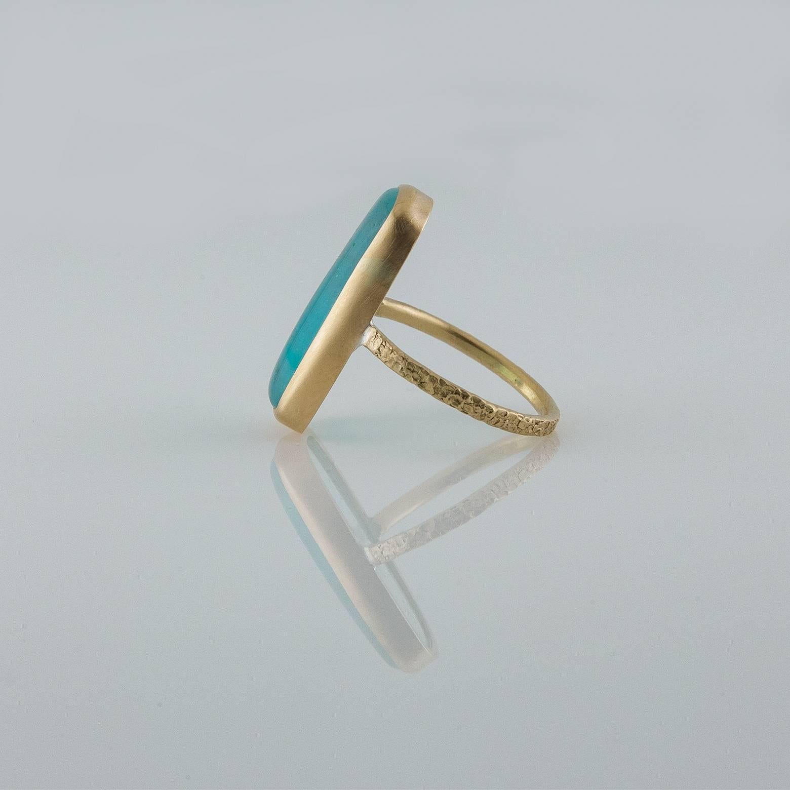 Questo splendido rettangolo unico nel suo genere, di circa 8,25 ct.  L'anello di crisocolla silicizzata a cuscino è assolutamente splendido! Gli strati di profondità all'interno della stratificazione organica di diverse tonalità di verde e verde