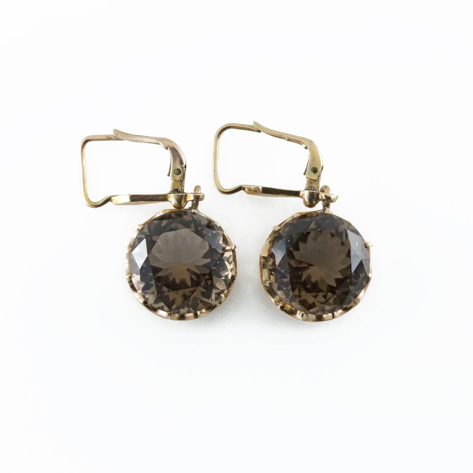 These beautiful nine carat smokey quartz earrings are from 1960's and are absolutely stunning! A rich coffee color faceted and gorgeous. Set in 9K yellow gold. 