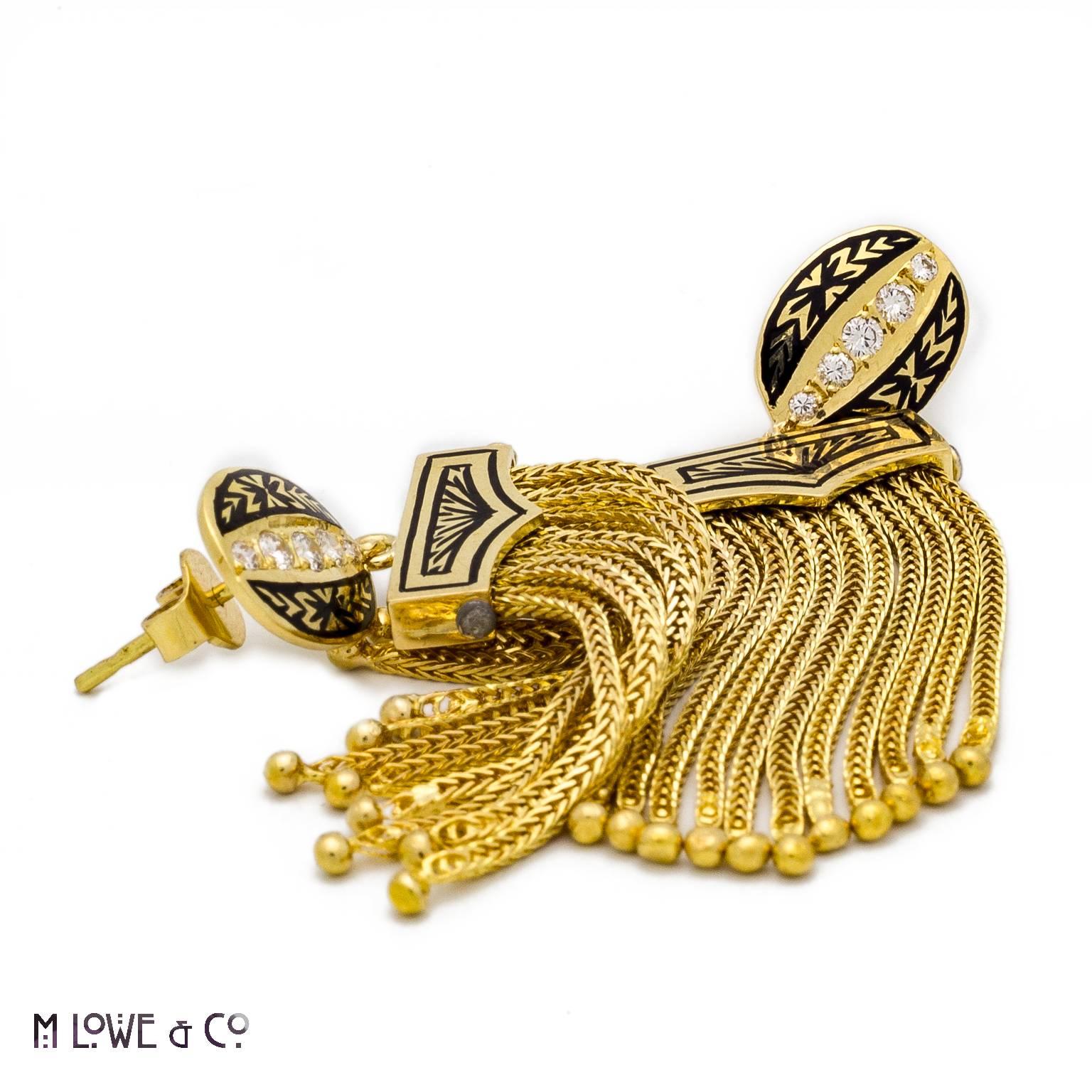 Moderne Boucles d'oreilles pendantes carrées en or et diamants avec chaîne en chaîne en vente