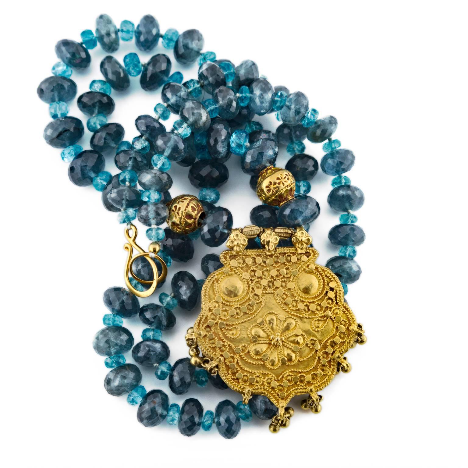 Moss Aquamarine Apatite Beaded Necklace with Gold Medallion In Excellent Condition In Berkeley, CA