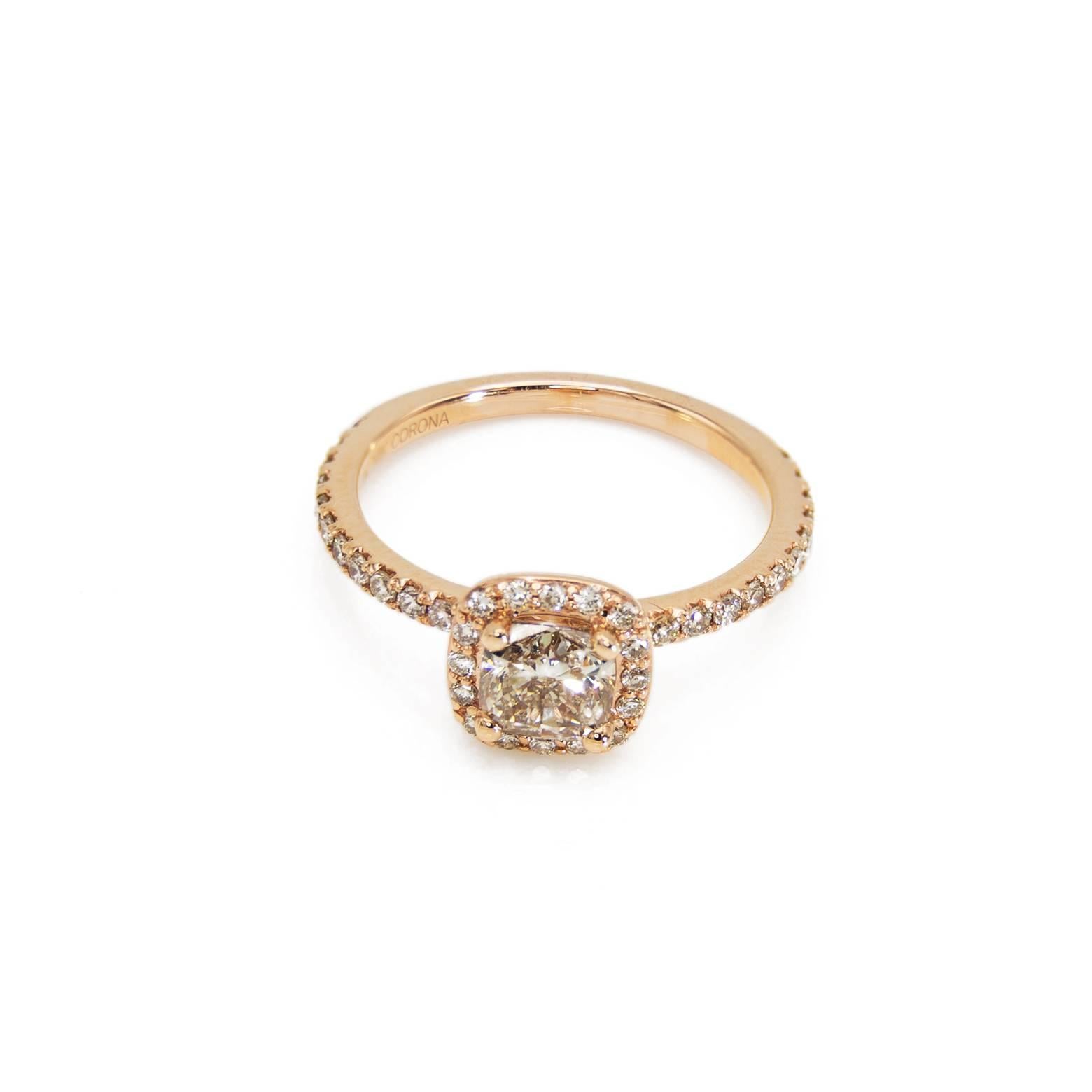 Dies ist ein atemberaubender Ring mit kanadischen Diamanten in 14K Roségold gefasst. Der zentrale champagnerfarbene Diamant hat die Reinheit SI2 und die umliegenden Diamanten die Farbe G-H und die Reinheit VS2/SI1. Dieser kanadische Diamantring ist
