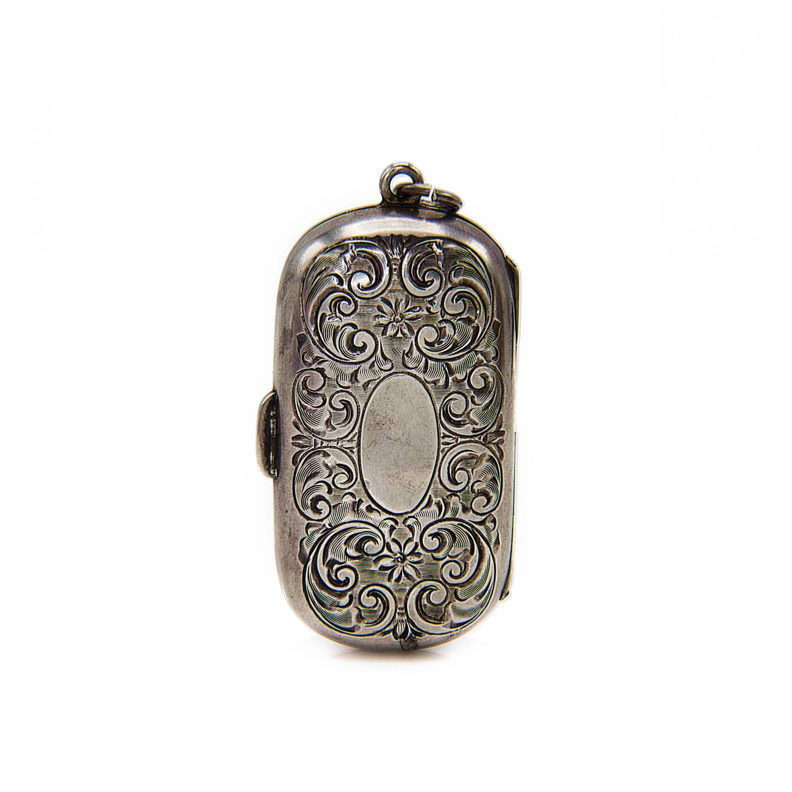 This decorated spring-loaded coin-holder is engraved with spirals and swirls in an almost paisley fashion. Perfect on a chain worn as a locket, or on a chain in your pocket- it's absolutely charming! This piece of history is sure to inspire your
