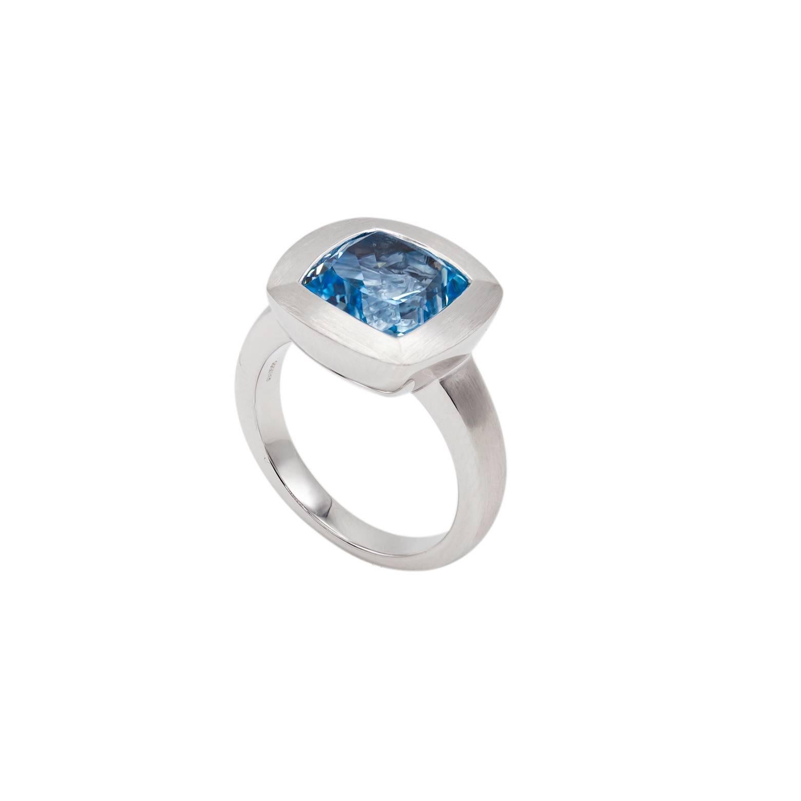 This stunning and stark brilliant blue topaz ring is set in a classic sterling silver setting. Poised and elegant this blue topaz ring subtly glows against a bright backdrop that speaks of strength and style. 