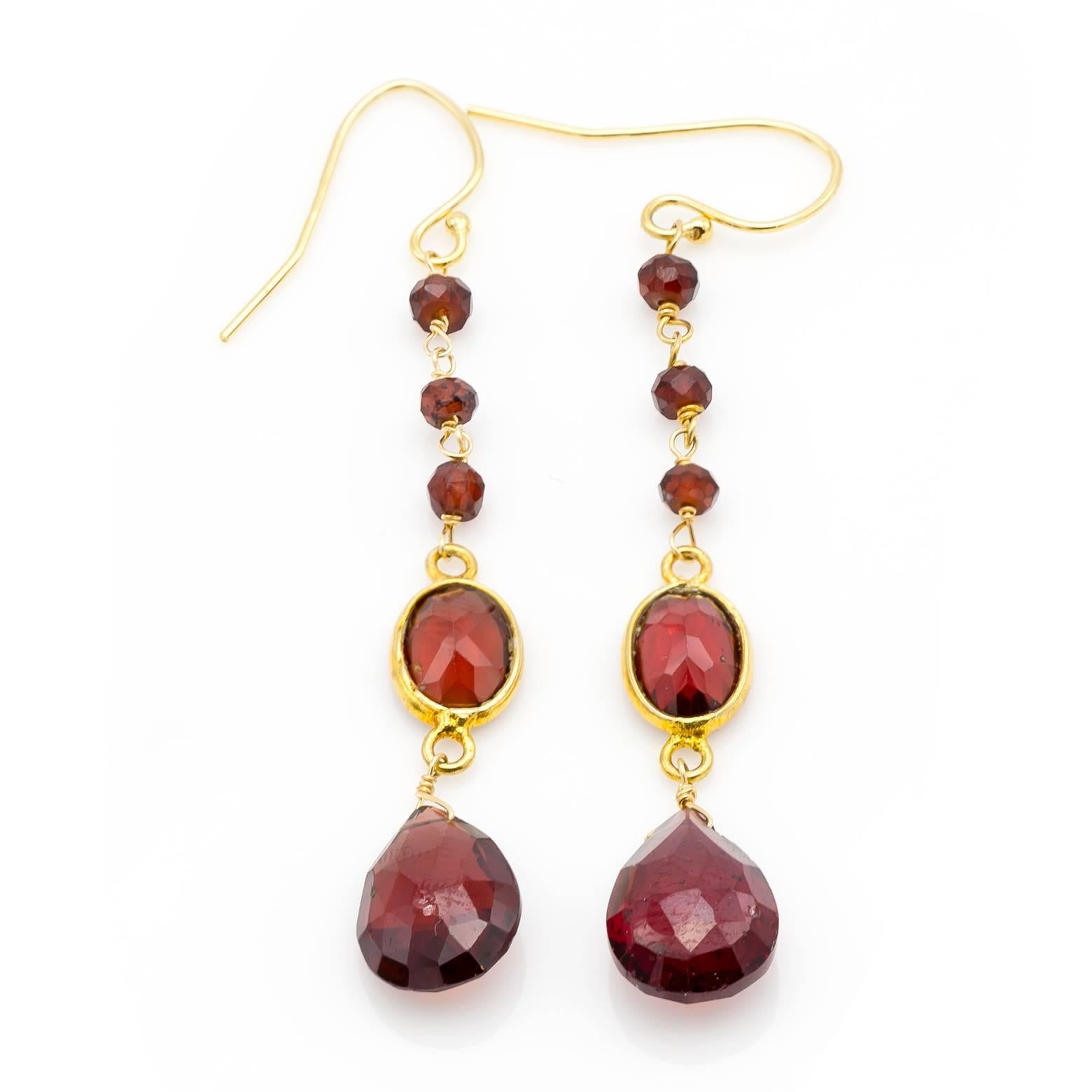 Faceted Garnet and Gold Dangling Earrings in a Tapered Design In Excellent Condition In Berkeley, CA