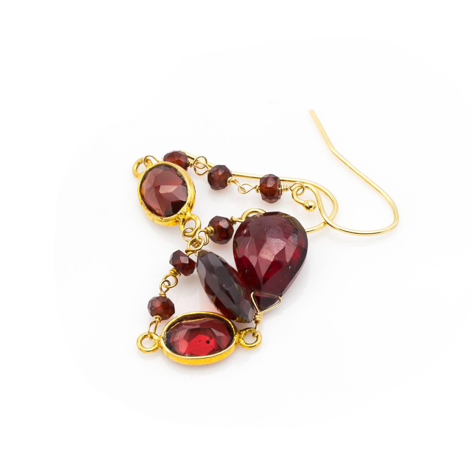 Faceted Garnet and Gold Dangling Earrings in a Tapered Design 1