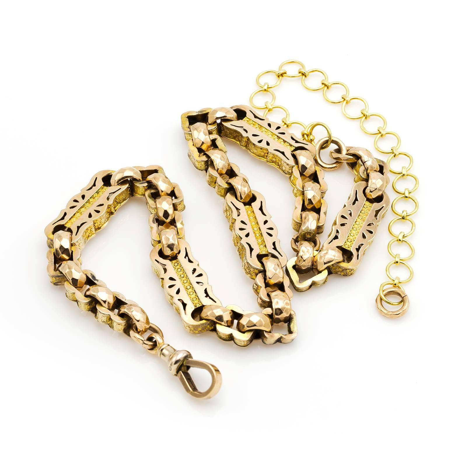 Diese atemberaubende Halskette versetzt Sie an einen anderen Ort und in eine andere Zeit und ist sowohl königlich als auch bedeutend. Eine wunderschöne spätviktorianische Halskette aus 9-karätigem Gelbgold und 18-karätigem Gelbgold mit einem Hauch
