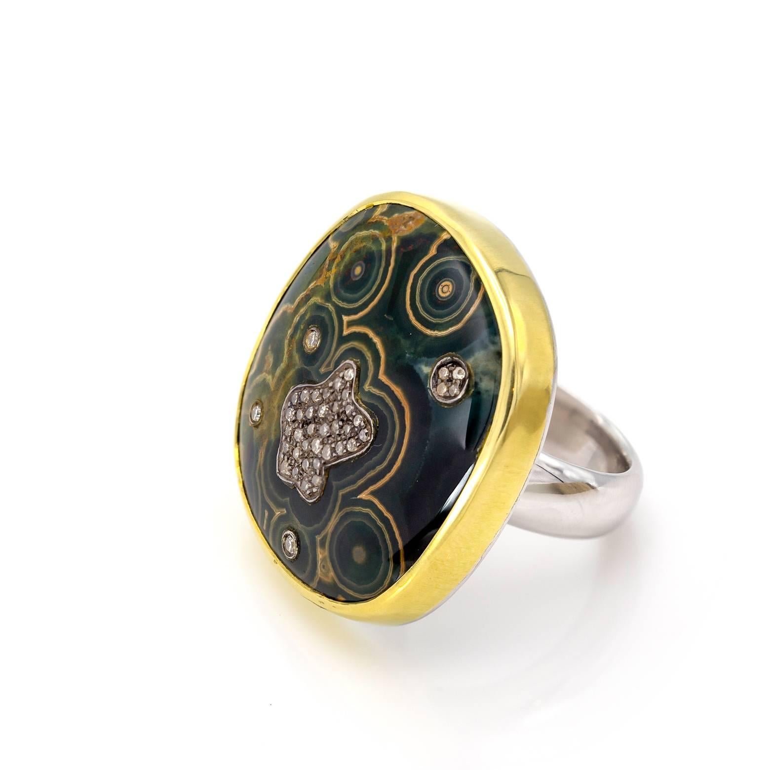 Grüner Gold Jaspis-Ring mit Diamant-Pavé in natürlichen Farben in Gold und Silber (Künstler*in) im Angebot