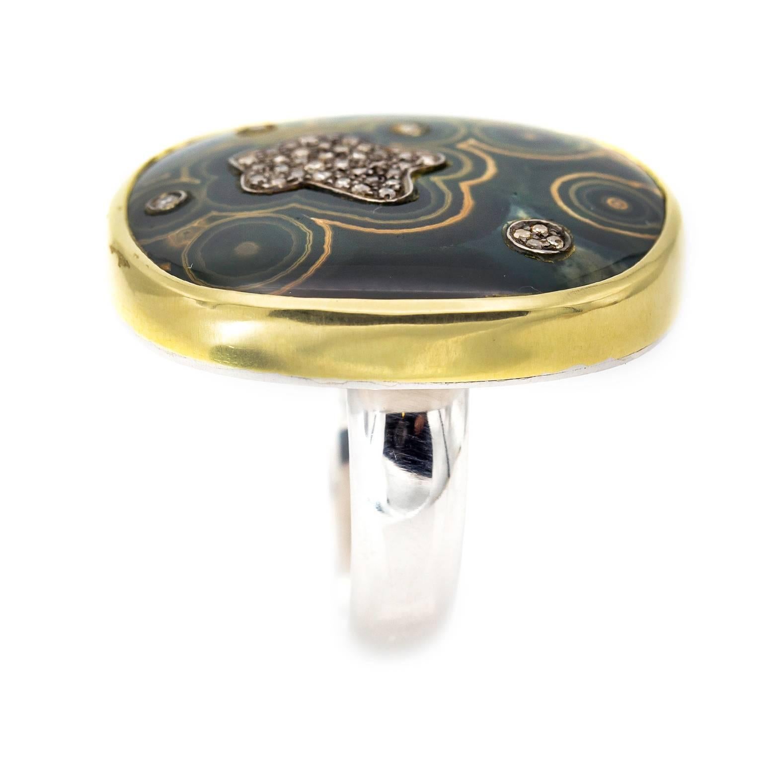 Bague en or et argent avec jaspe vert pavé de diamants de couleurs naturelles en vente 1