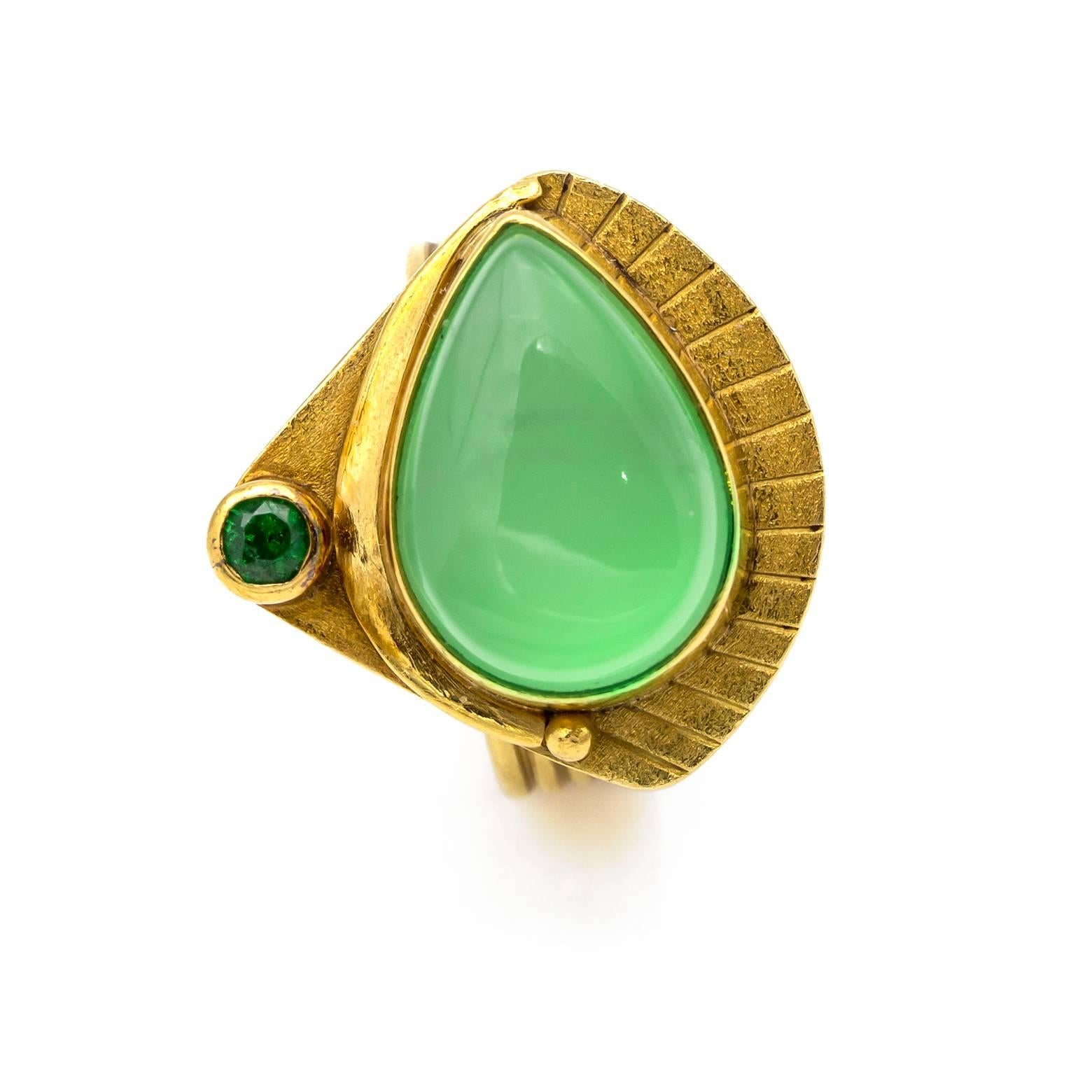 Modernist Vintage Pyramid Gold Ring with Green Garnet and Chalcedony