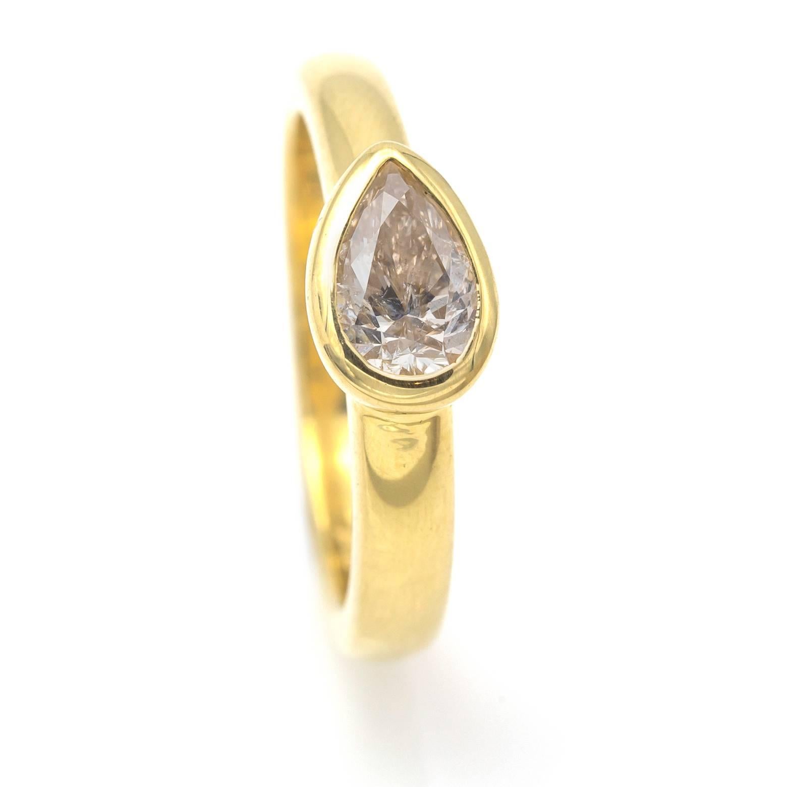 Bague moderne en or jaune 18 carats avec diamants en forme de larme latérale Pour femmes en vente