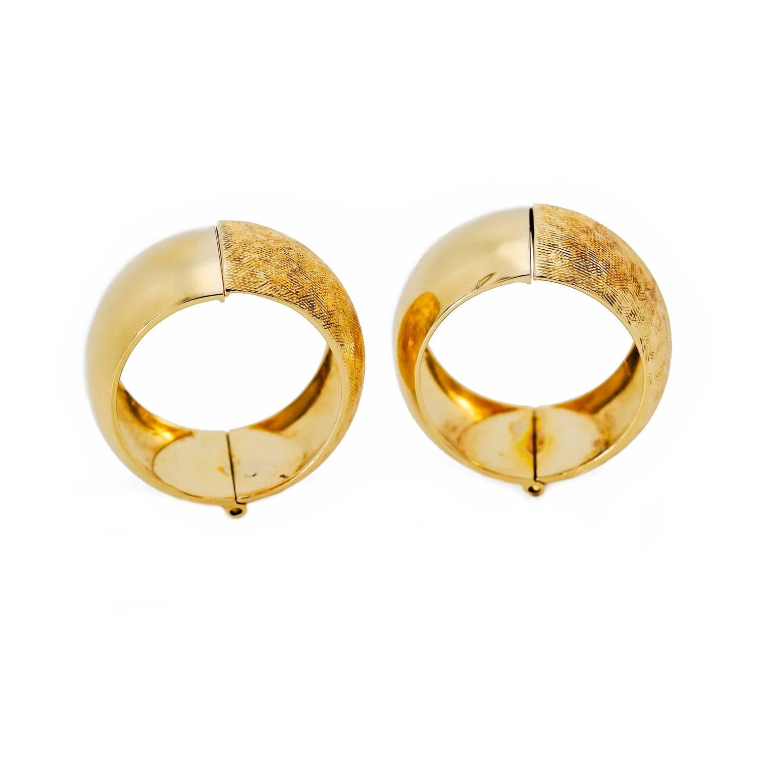 1970 Gold Clip-On 18k Textured Hoop Earrings In Excellent Condition In Berkeley, CA