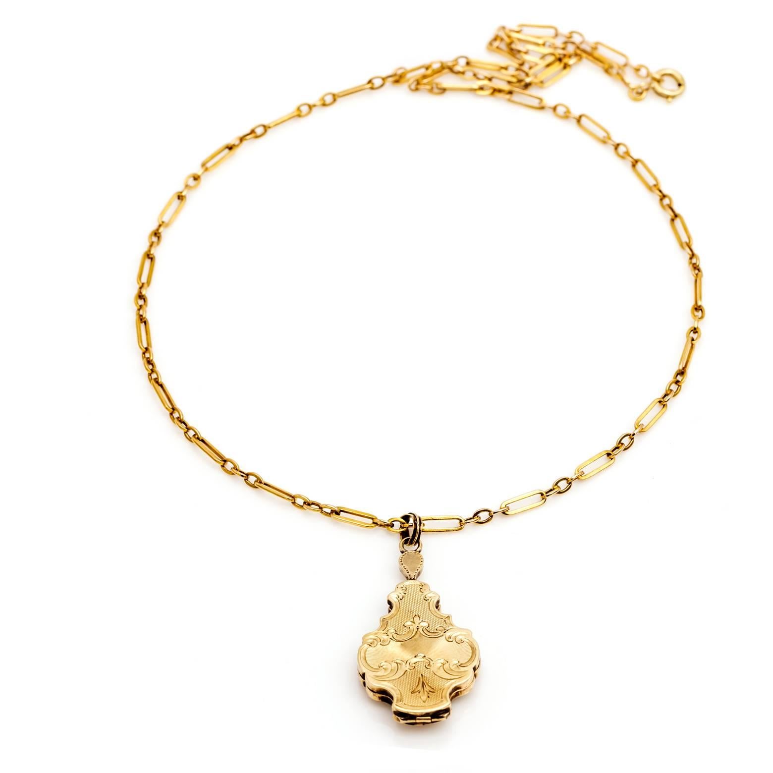 Victorien Médaillon ancien en émail noir, perles et or à motifs floraux en vente