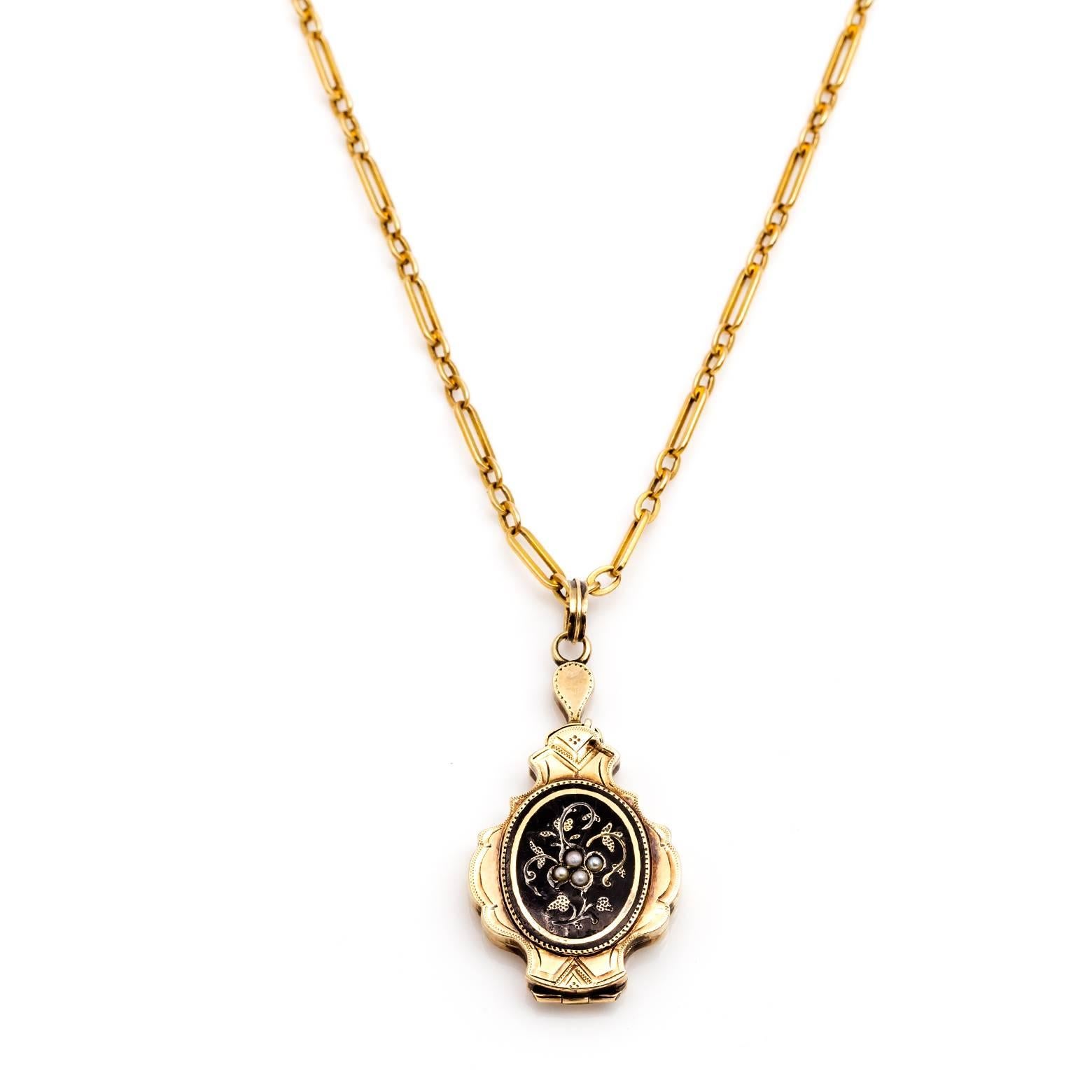 Médaillon ancien en émail noir, perles et or à motifs floraux en vente 1