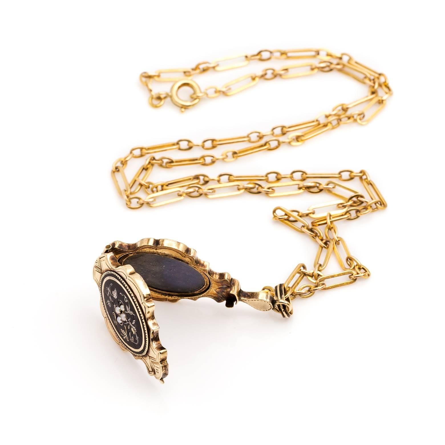 Médaillon ancien en émail noir, perles et or à motifs floraux en vente 3