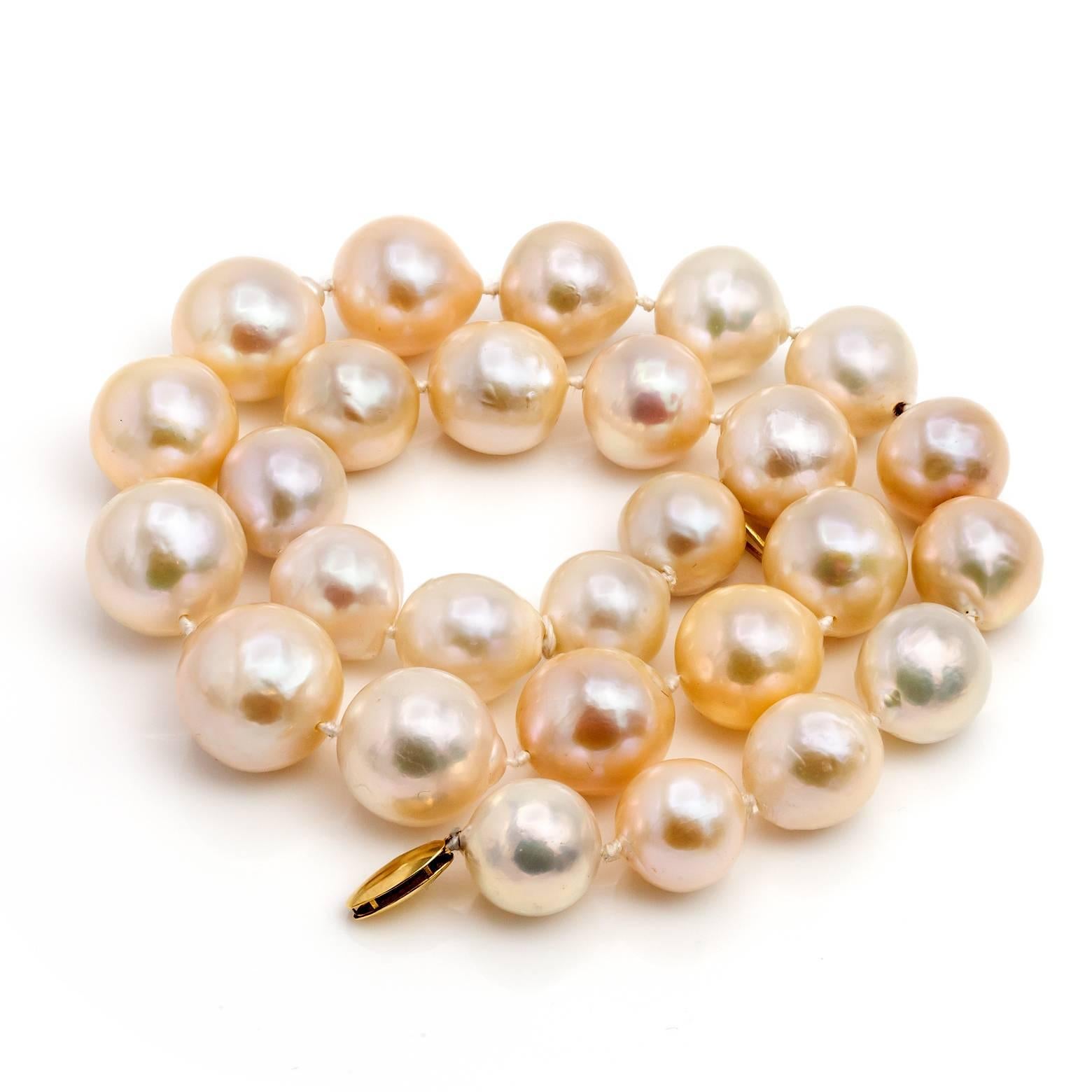 Large Fresh Water Pearl Necklace in Light Peachy Pink and Silver Hues Gold Clasp In Excellent Condition In Berkeley, CA