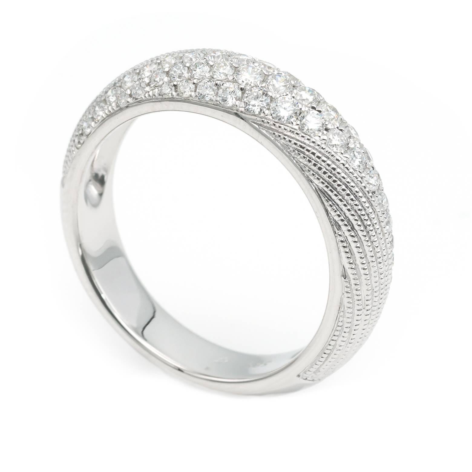 Alliance en or blanc texturé à motif torsadé avec diamants pavés  Pour femmes en vente
