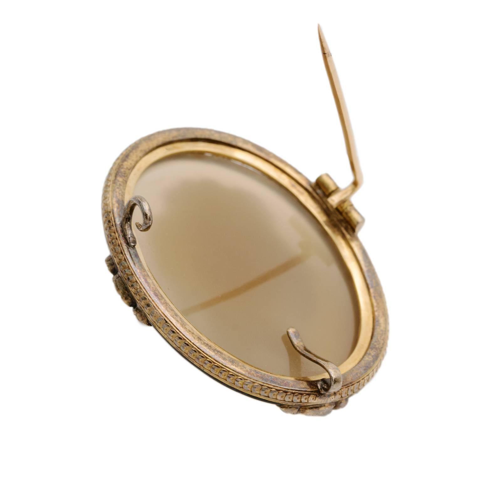 Geschnitzte französische Jungfrau Cameo-Achat Rubine Perlen 18 Karat Gelbgold (Ovalschliff) im Angebot