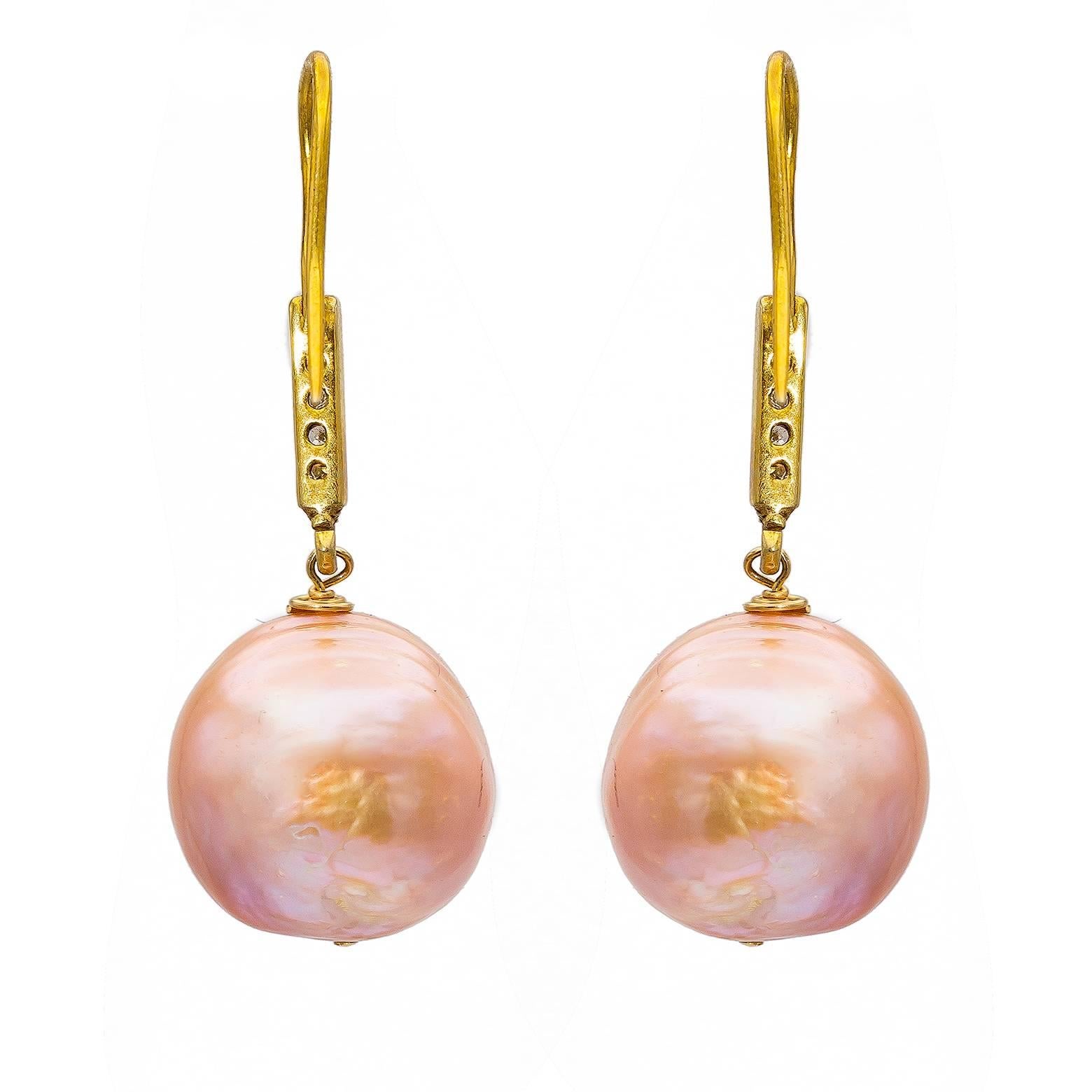 These are the perfect pair of pearl earrings! The pink shade of these pearls is luminescent and matched to any skin tone to bring out the blush in your skin. The Oxidized and diamond bar beautifully accents the brightness of the 22k gold