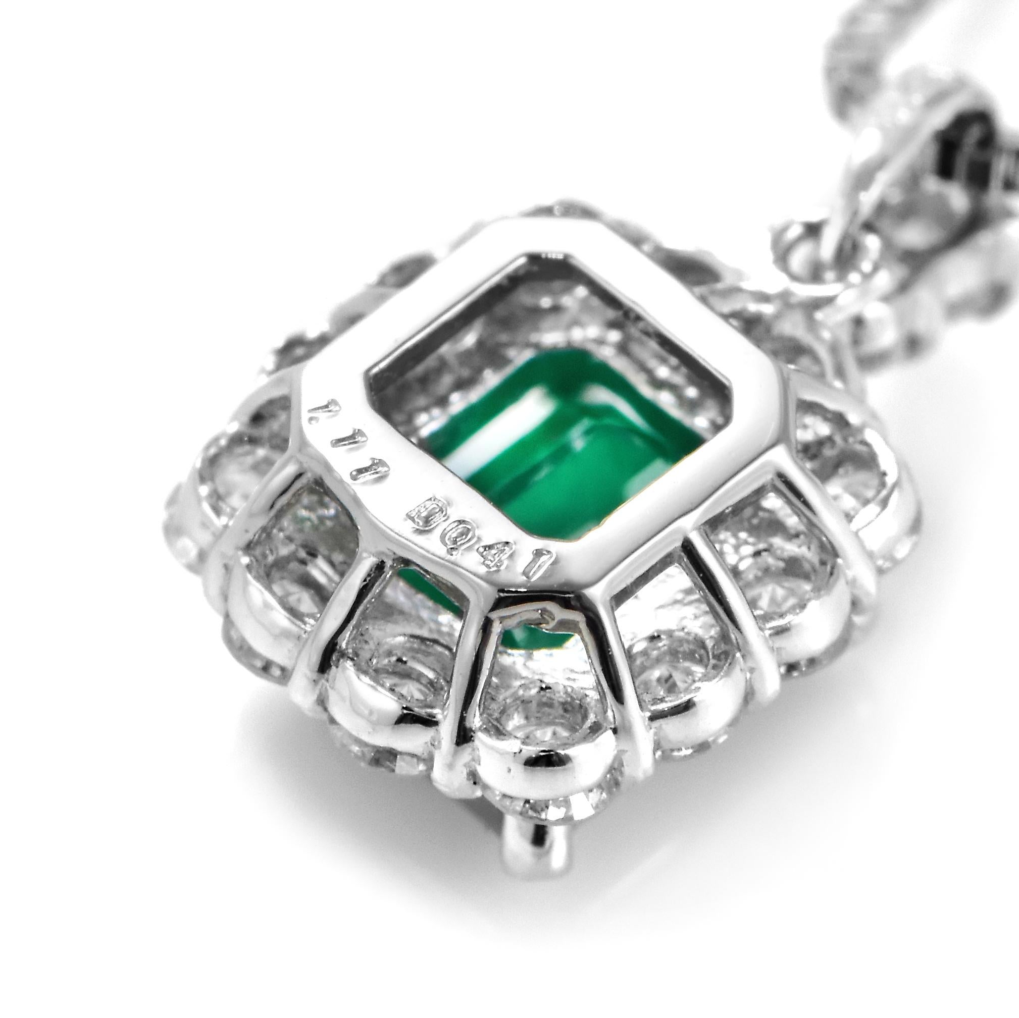 Pendentif en émeraude colombienne et diamant de 1,11 carat, de couleur naturelle et d'un vert vif en vente 2