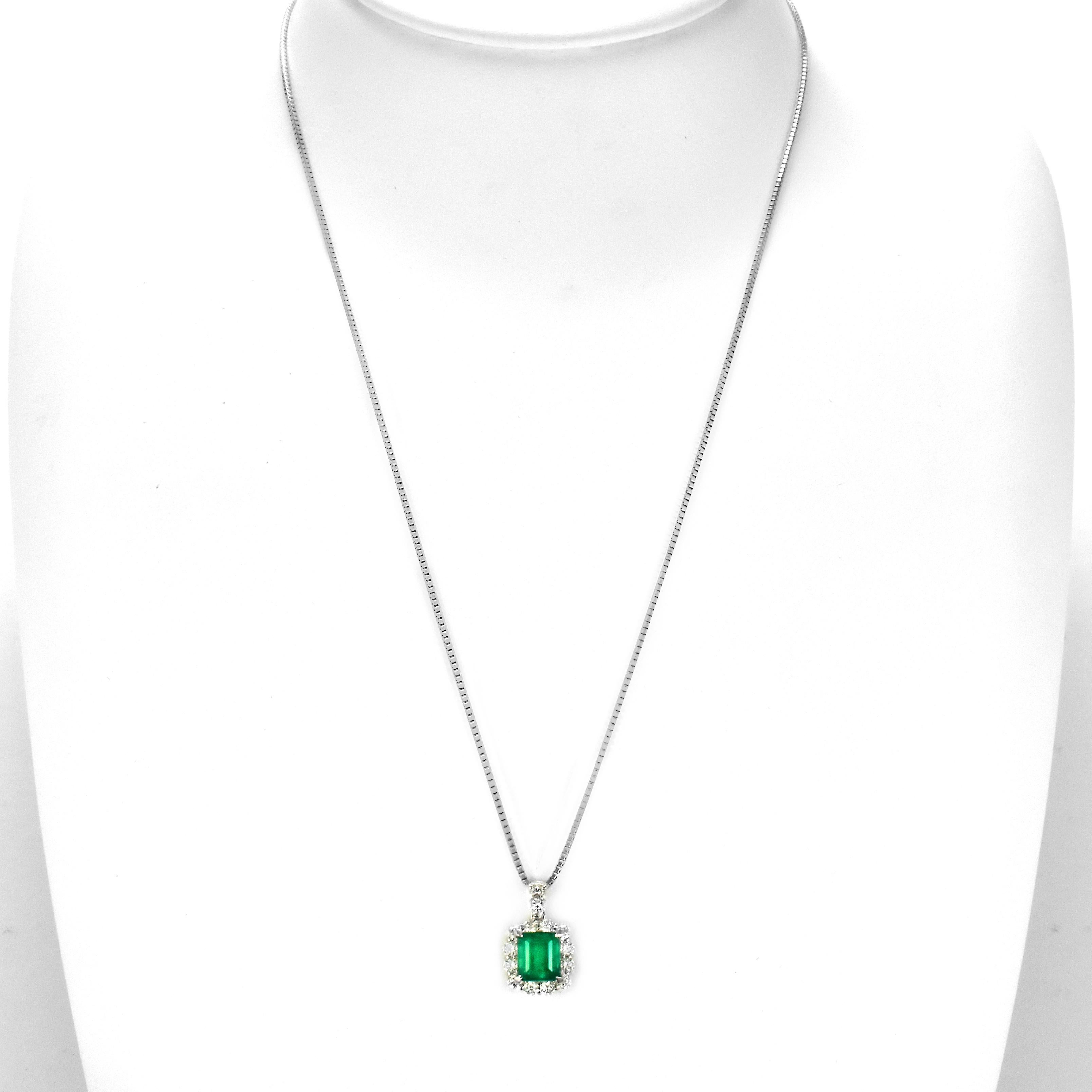 Pendentif en émeraude colombienne et diamant de 1,11 carat, de couleur naturelle et d'un vert vif Pour femmes en vente
