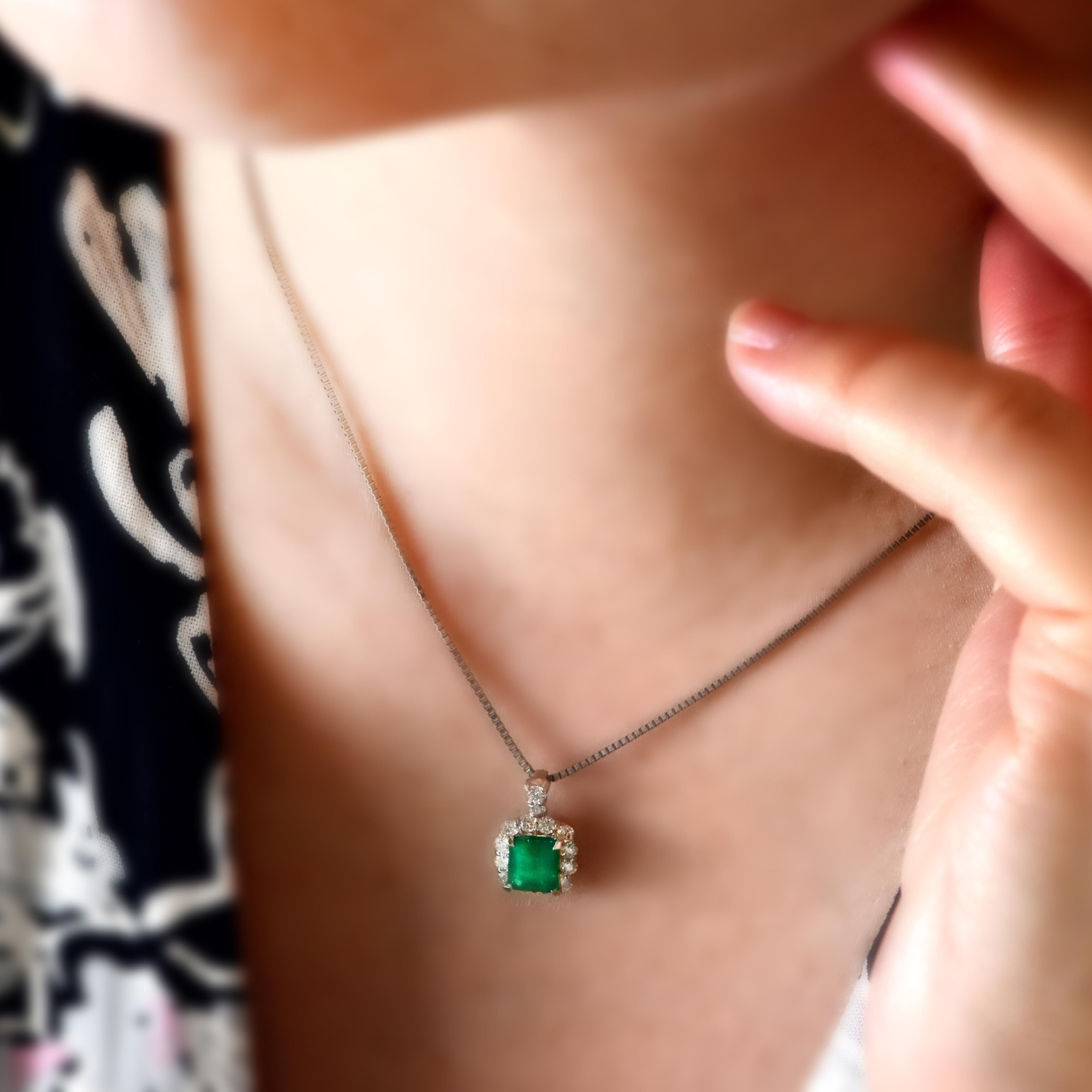 Taille émeraude Pendentif en émeraude colombienne et diamant de 1,11 carat, de couleur naturelle et d'un vert vif en vente