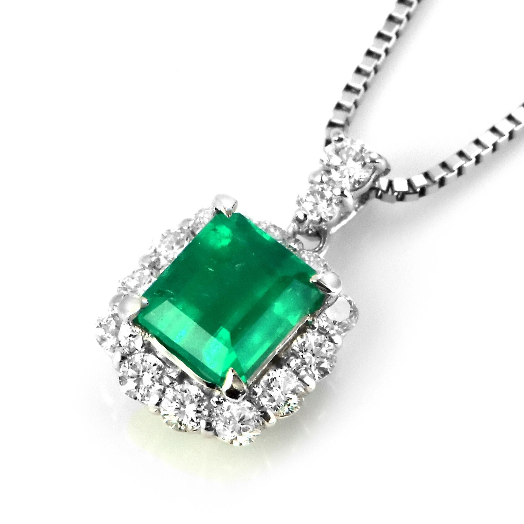 Un superbe pendentif orné d'une émeraude colombienne naturelle de 1,11 carat et de 0,41 carat de diamants sertis dans du platine. Les gens admirent le vert de l'émeraude depuis des milliers d'années. Les émeraudes ont toujours été associées aux