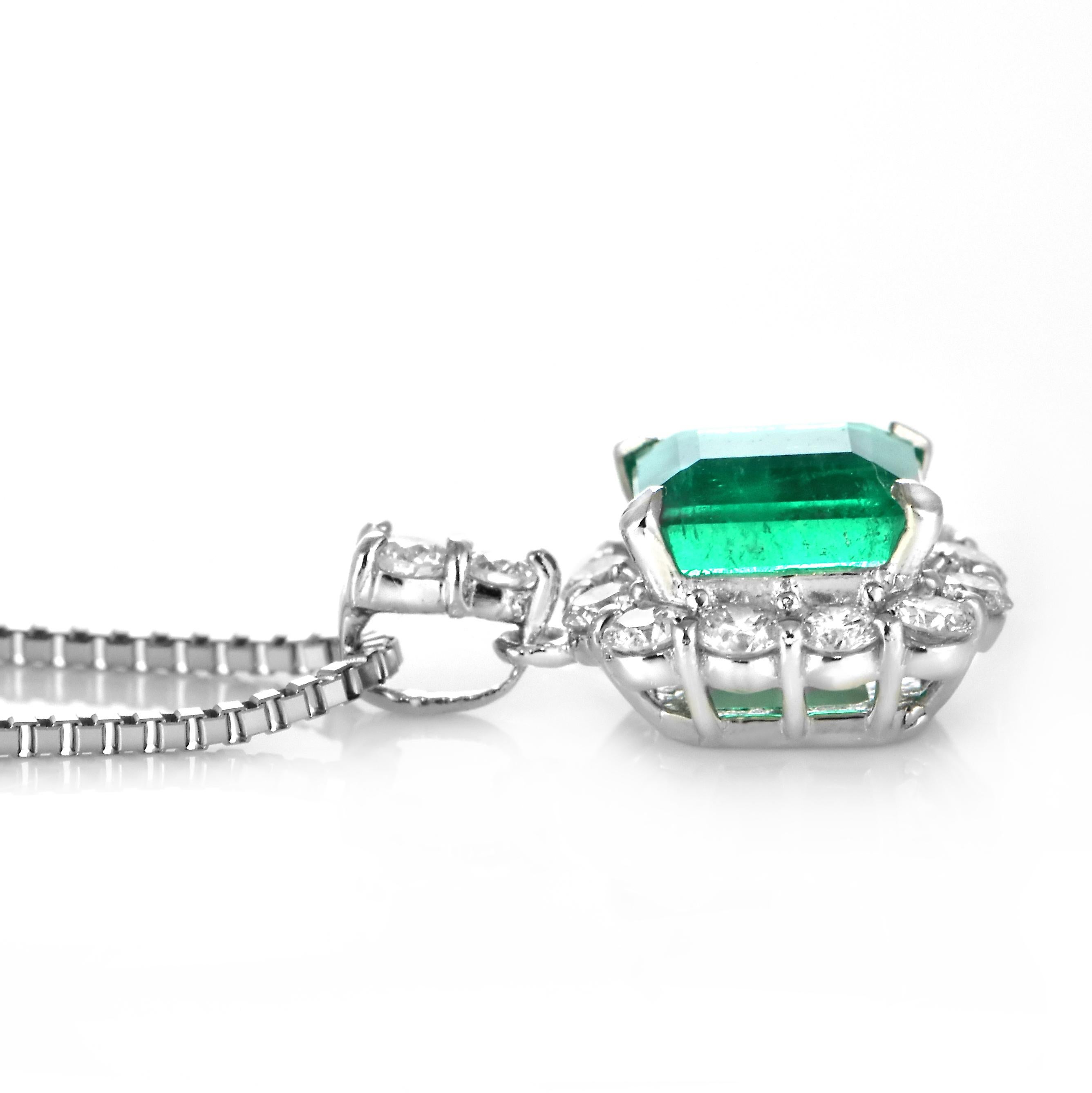 Pendentif en émeraude colombienne et diamant de 1,11 carat, de couleur naturelle et d'un vert vif en vente 4