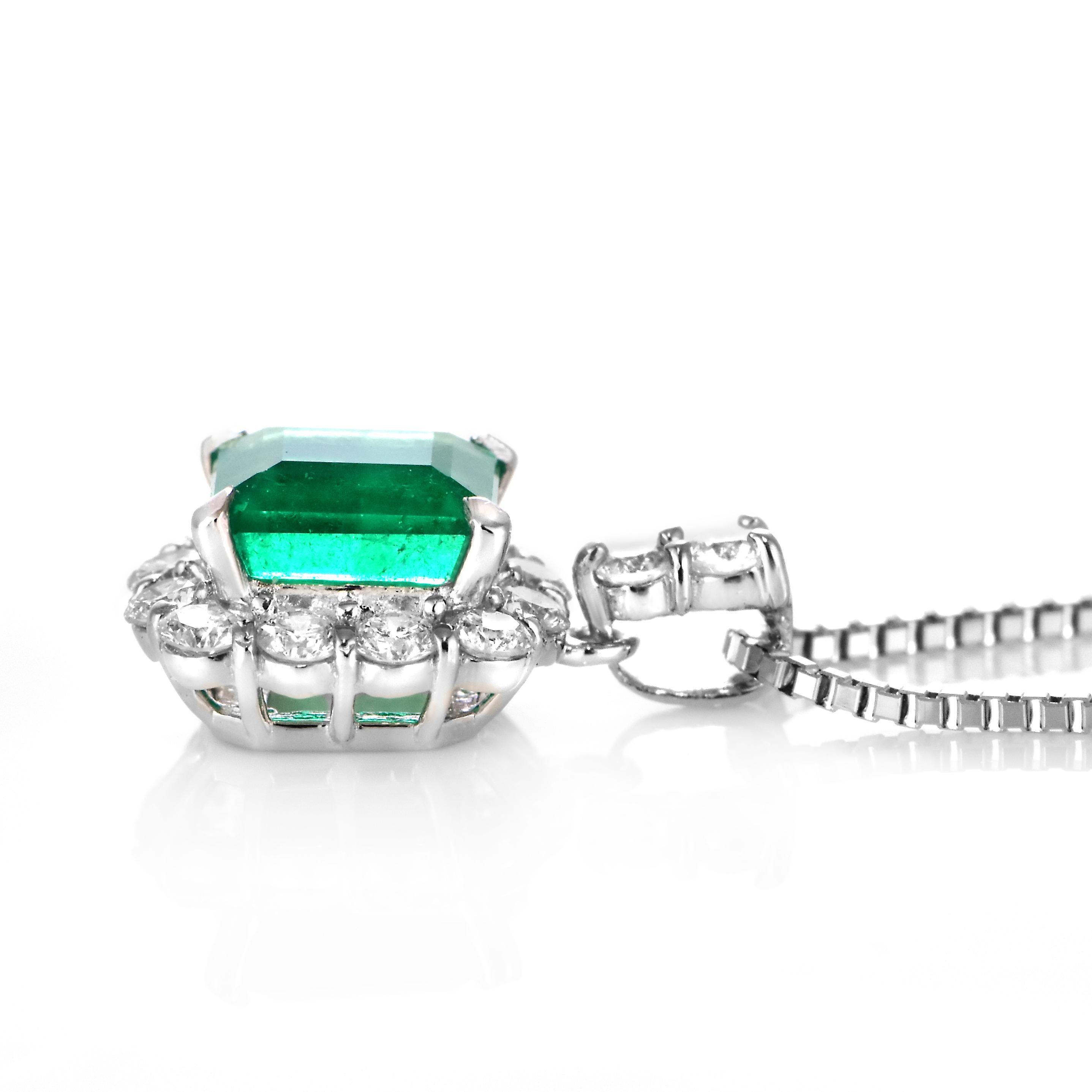 Pendentif en émeraude colombienne et diamant de 1,11 carat, de couleur naturelle et d'un vert vif en vente 3