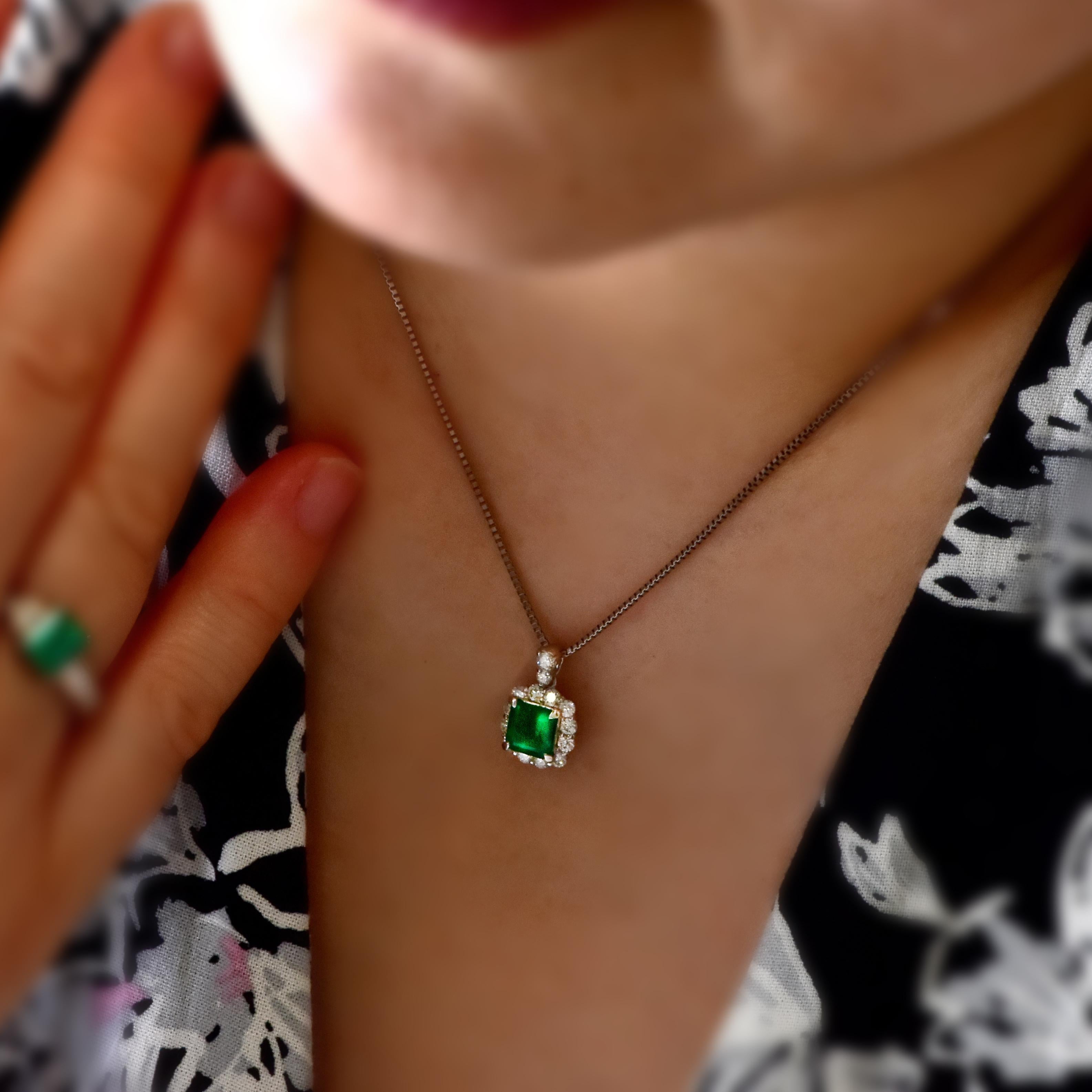 Pendentif en émeraude de Colombie et diamant de 0,94 carat, de couleur naturelle et d'un vert vif Neuf - En vente à Tokyo, JP