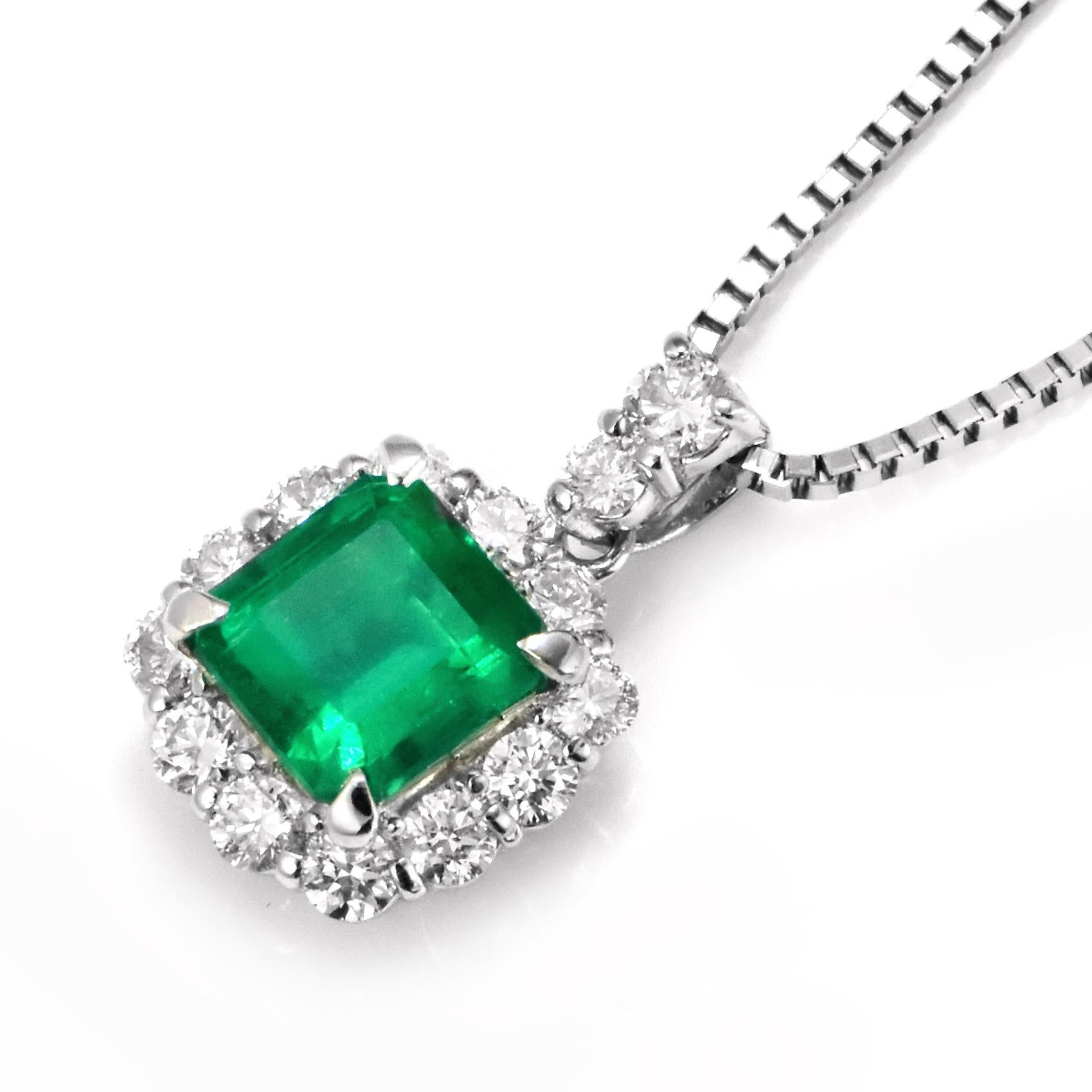Un superbe pendentif orné d'une émeraude colombienne naturelle de 0,94 carat et de 0,41 carat de diamants sertis dans du platine. Les gens admirent le vert de l'émeraude depuis des milliers d'années. Les émeraudes ont toujours été associées aux