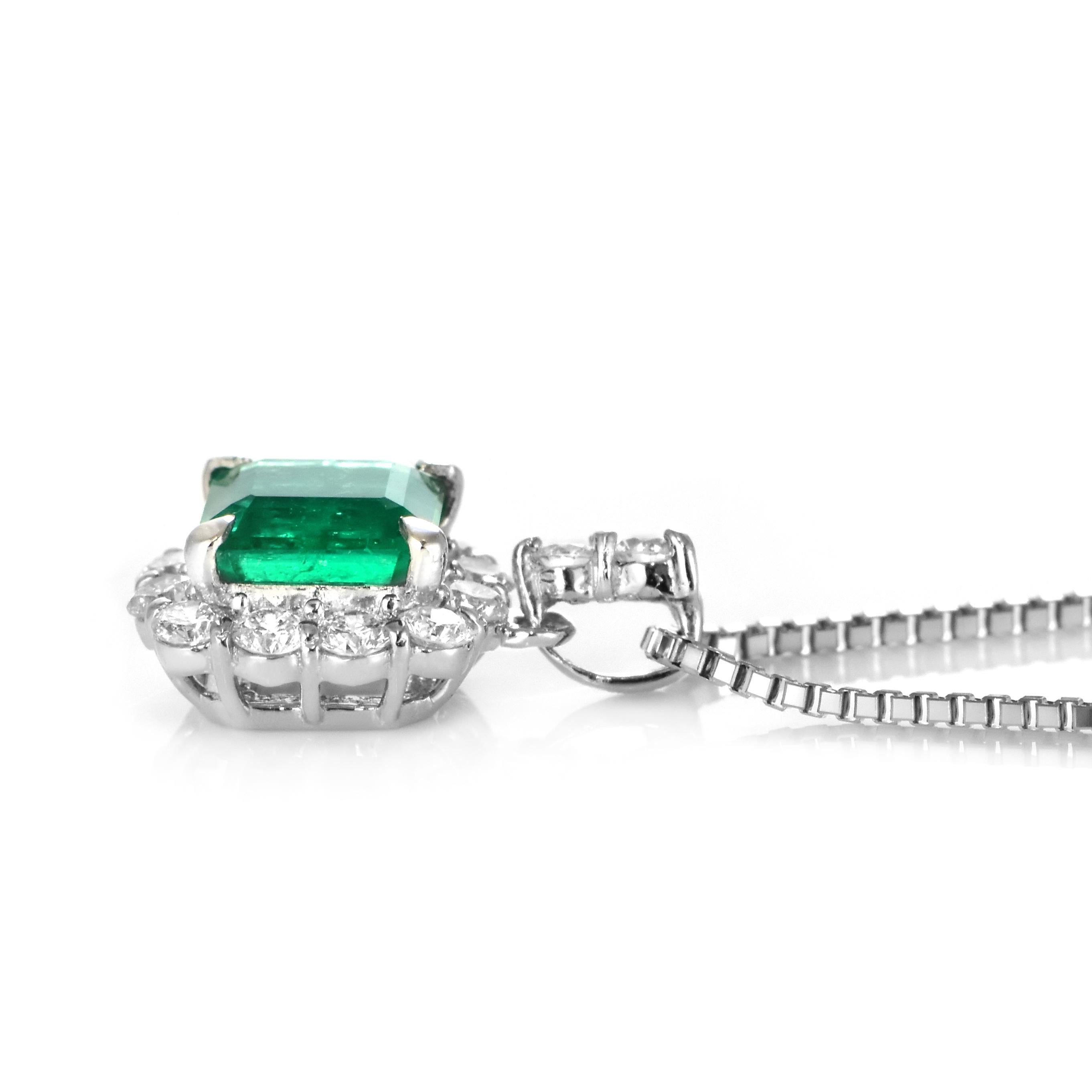 Pendentif en émeraude de Colombie et diamant de 0,94 carat, de couleur naturelle et d'un vert vif en vente 4
