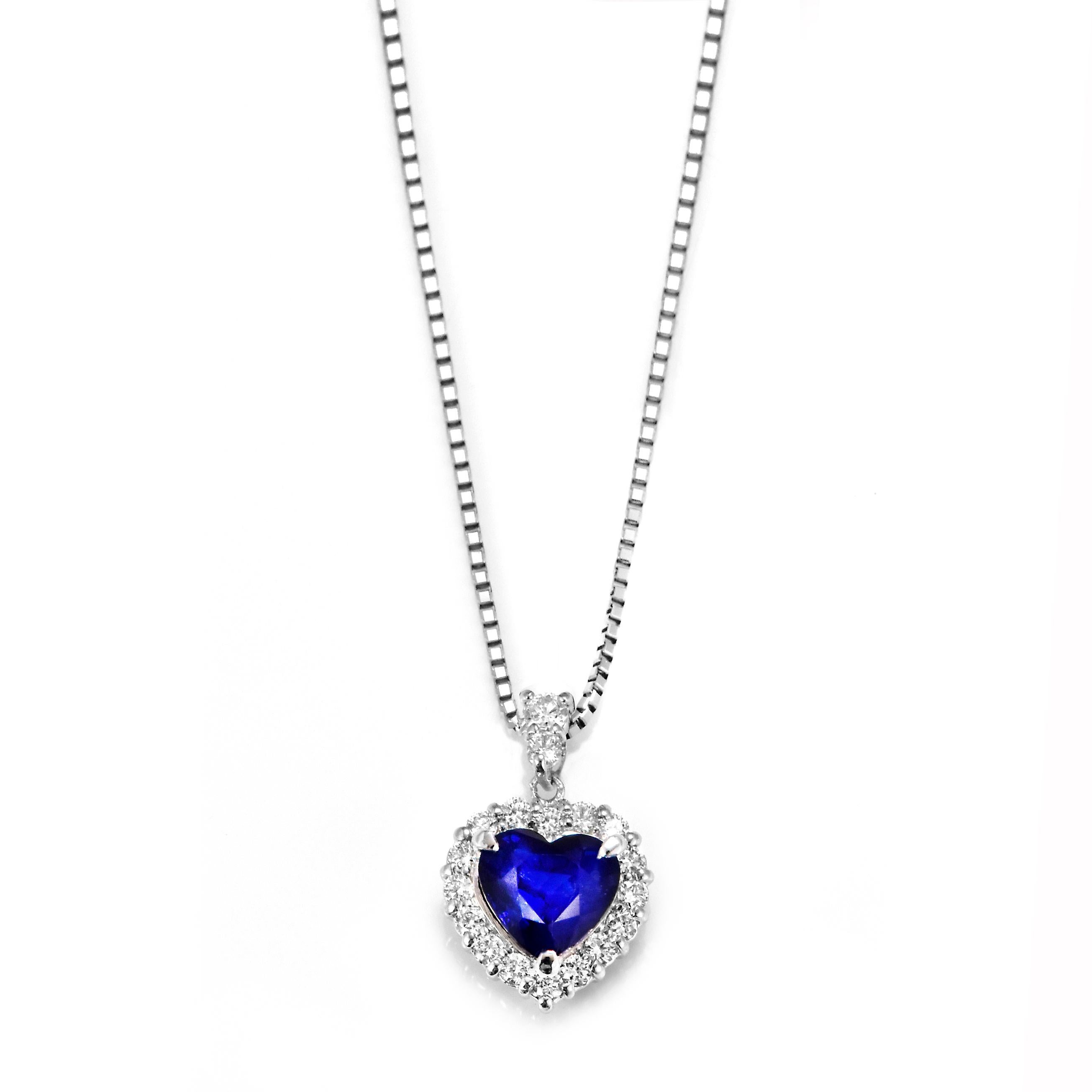 Ce magnifique pendentif est orné d'un saphir de Ceylan bleu royal naturel de 1,87 carat et d'accents de diamants de 0,34 carat sertis dans du platine. Les saphirs ont une durabilité extraordinaire - ils excellent en termes de dureté ainsi que de
