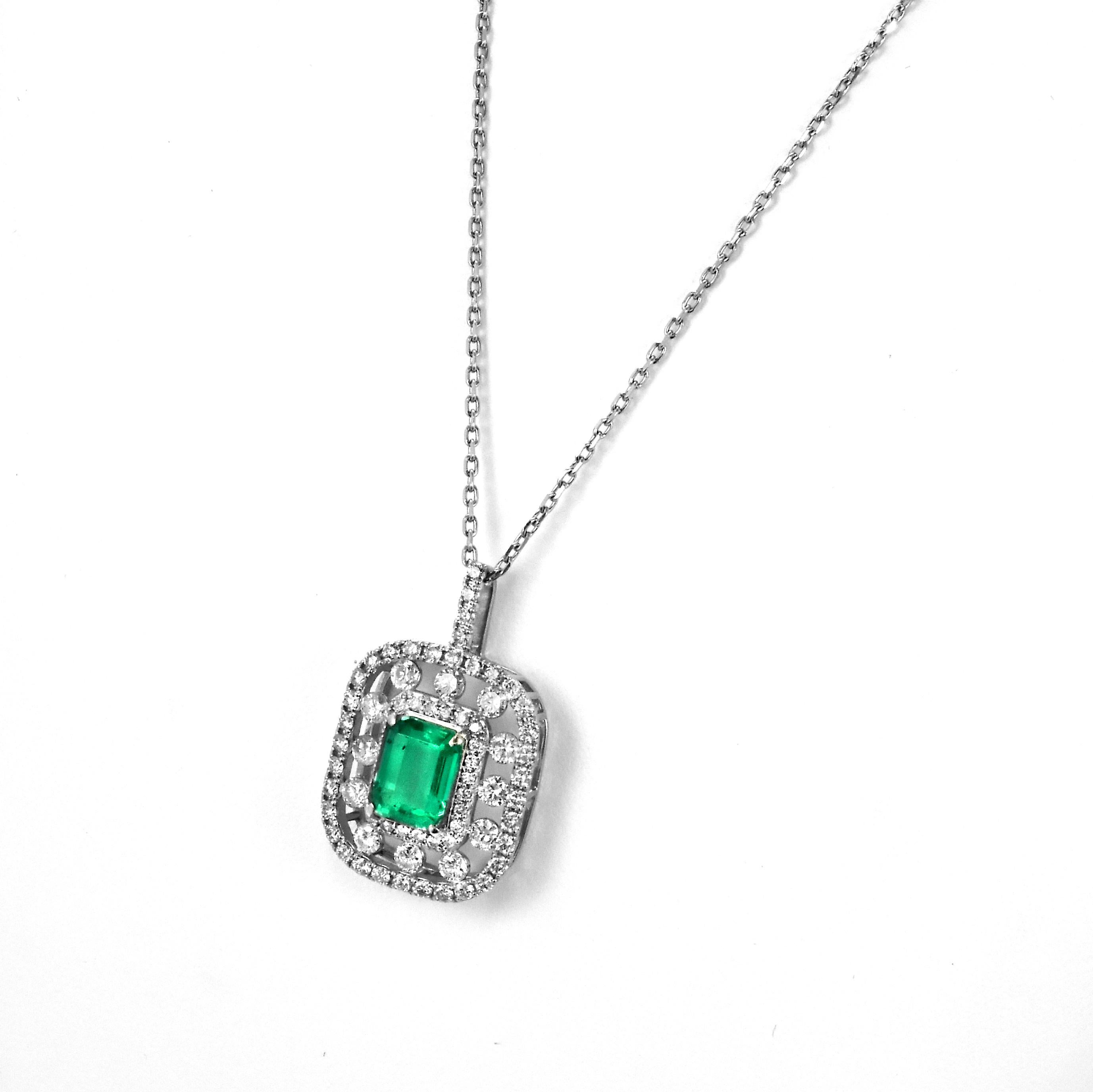 Ein atemberaubender Anhänger mit einem GIA-zertifizierten 2,55 Karat natürlichen kolumbianischen Smaragd und 1,67 Karat Diamant-Akzenten in Platin gefasst. Seit Tausenden von Jahren bewundern die Menschen das Grün des Smaragds. Smaragde werden seit