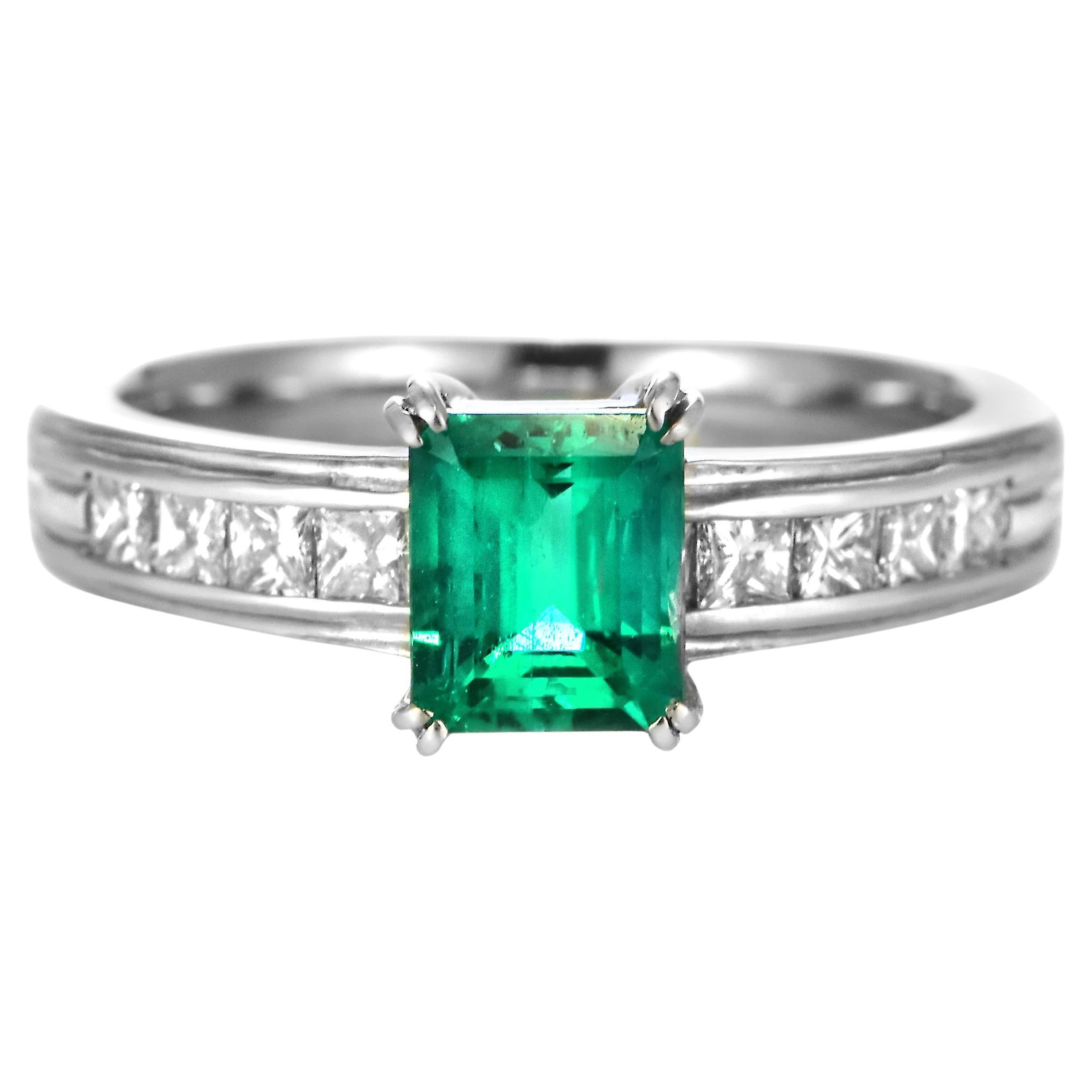 0,93 Karat natürlicher kolumbianischer Vivid-Green Smaragd & Diamantring in Platin gefasst im Angebot