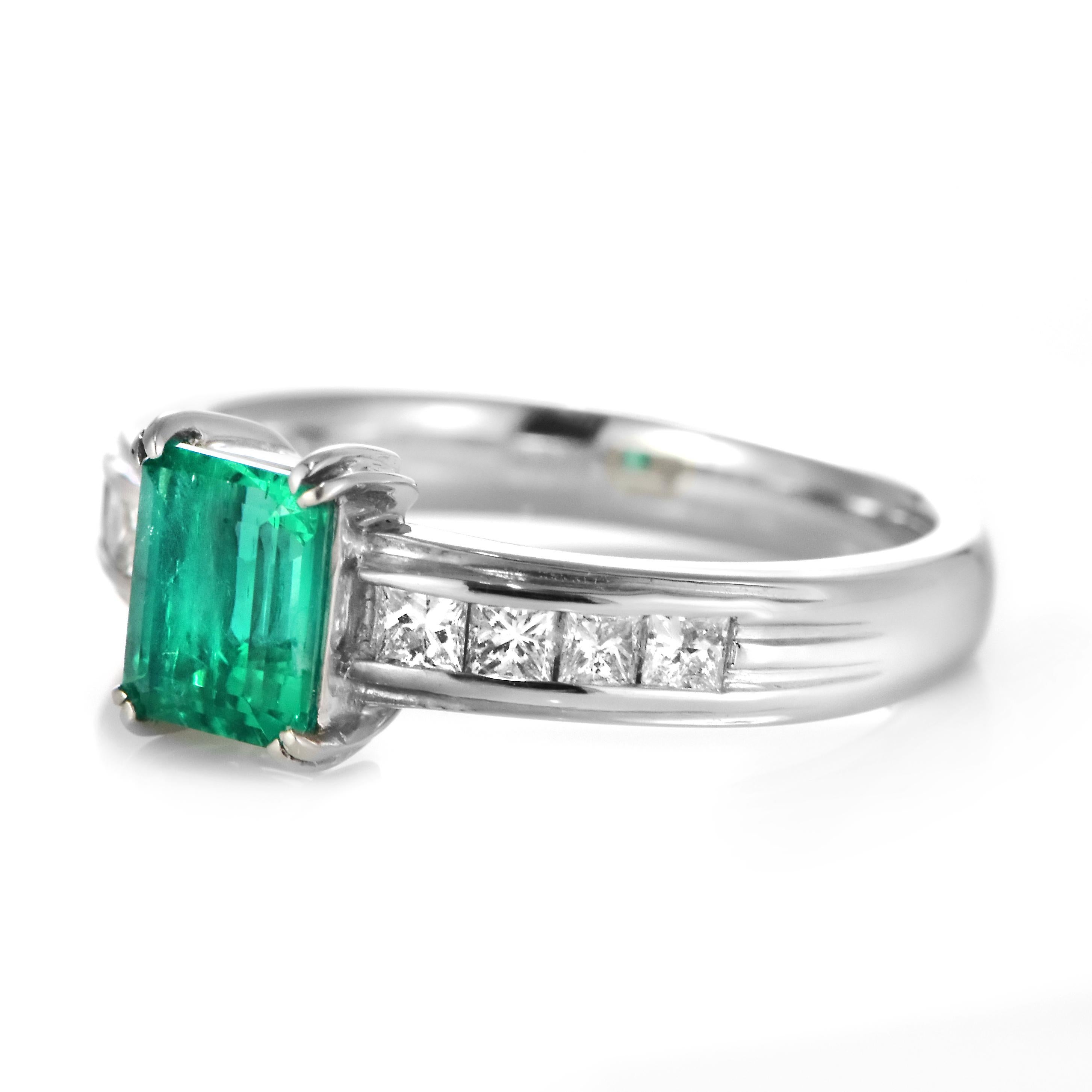 0,93 Karat natürlicher kolumbianischer Vivid-Green Smaragd & Diamantring in Platin gefasst (Moderne) im Angebot