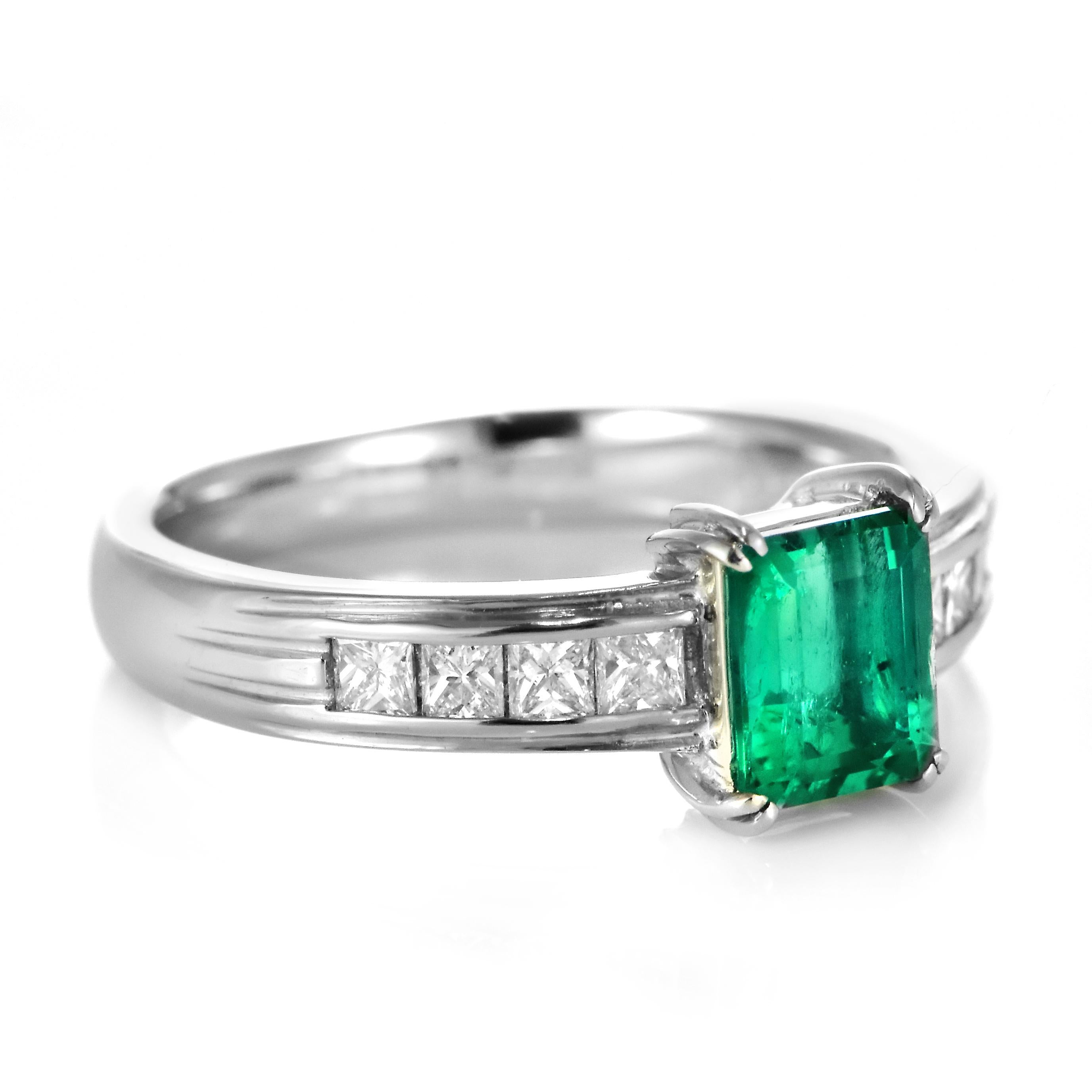 0,93 Karat natürlicher kolumbianischer Vivid-Green Smaragd & Diamantring in Platin gefasst (Smaragdschliff) im Angebot