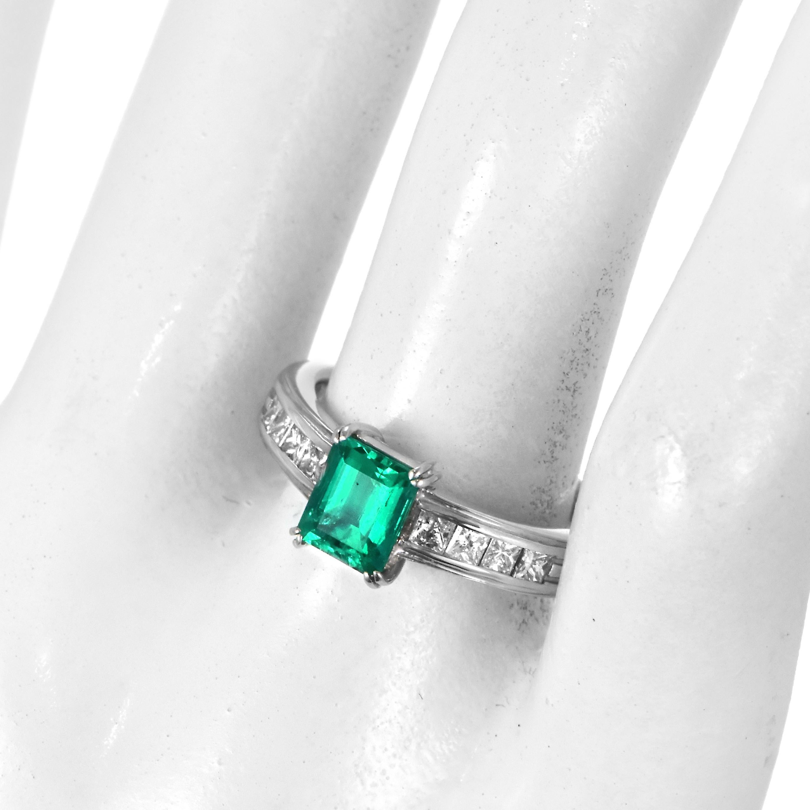0,93 Karat natürlicher kolumbianischer Vivid-Green Smaragd & Diamantring in Platin gefasst Damen im Angebot