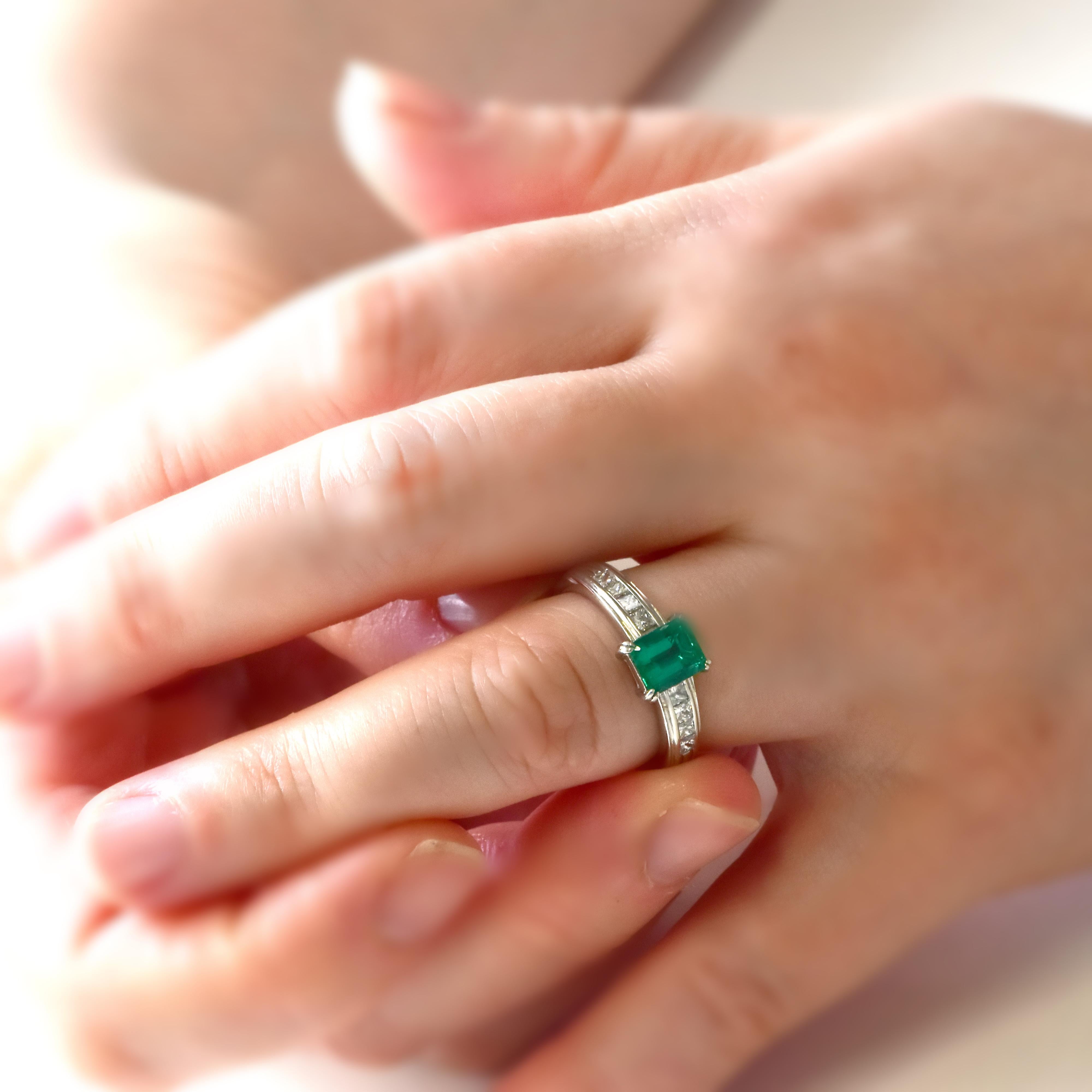 0,93 Karat natürlicher kolumbianischer Vivid-Green Smaragd & Diamantring in Platin gefasst im Zustand „Neu“ im Angebot in Tokyo, JP