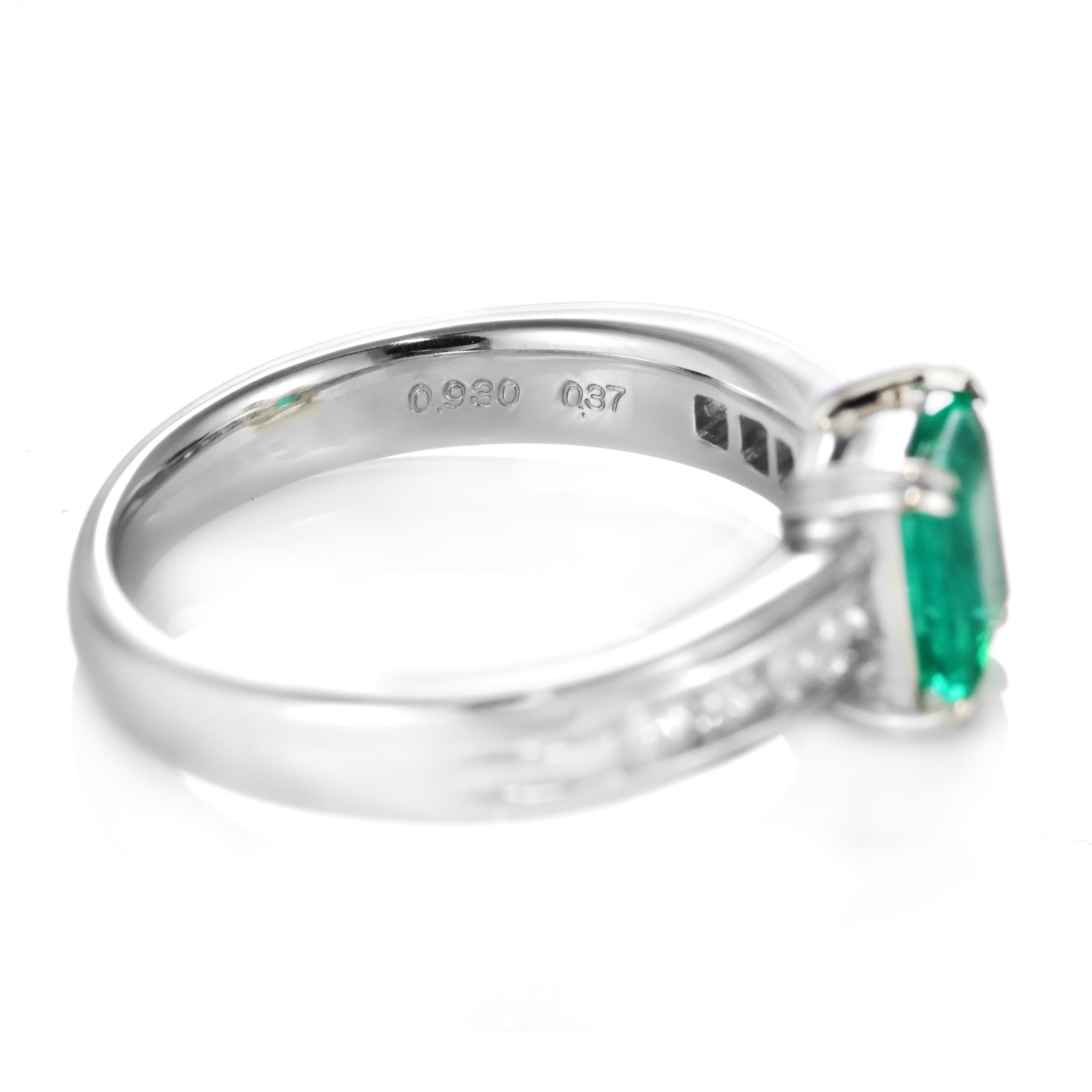 0,93 Karat natürlicher kolumbianischer Vivid-Green Smaragd & Diamantring in Platin gefasst im Angebot 3