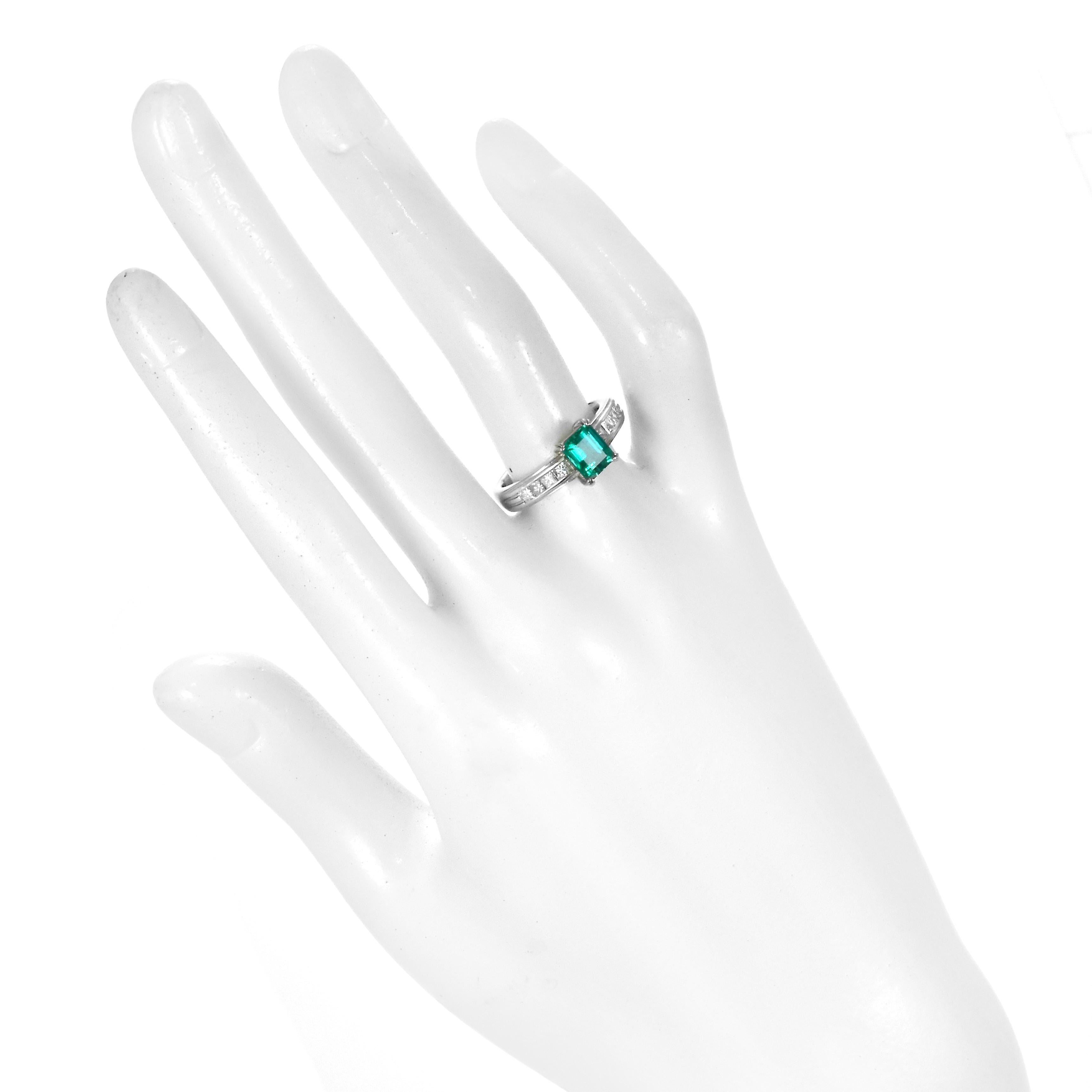 0,93 Karat natürlicher kolumbianischer Vivid-Green Smaragd & Diamantring in Platin gefasst im Angebot 1