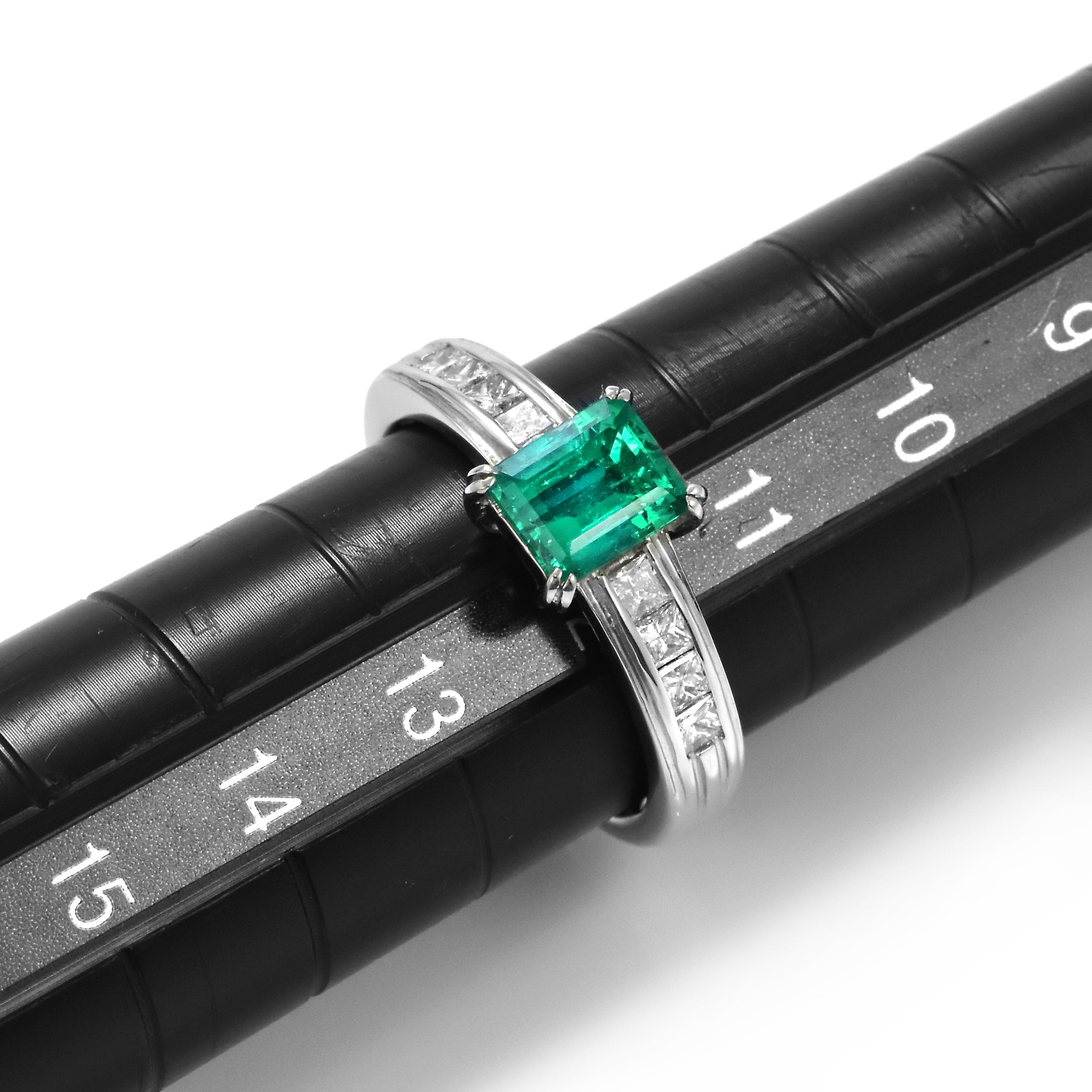 0,93 Karat natürlicher kolumbianischer Vivid-Green Smaragd & Diamantring in Platin gefasst im Angebot 4