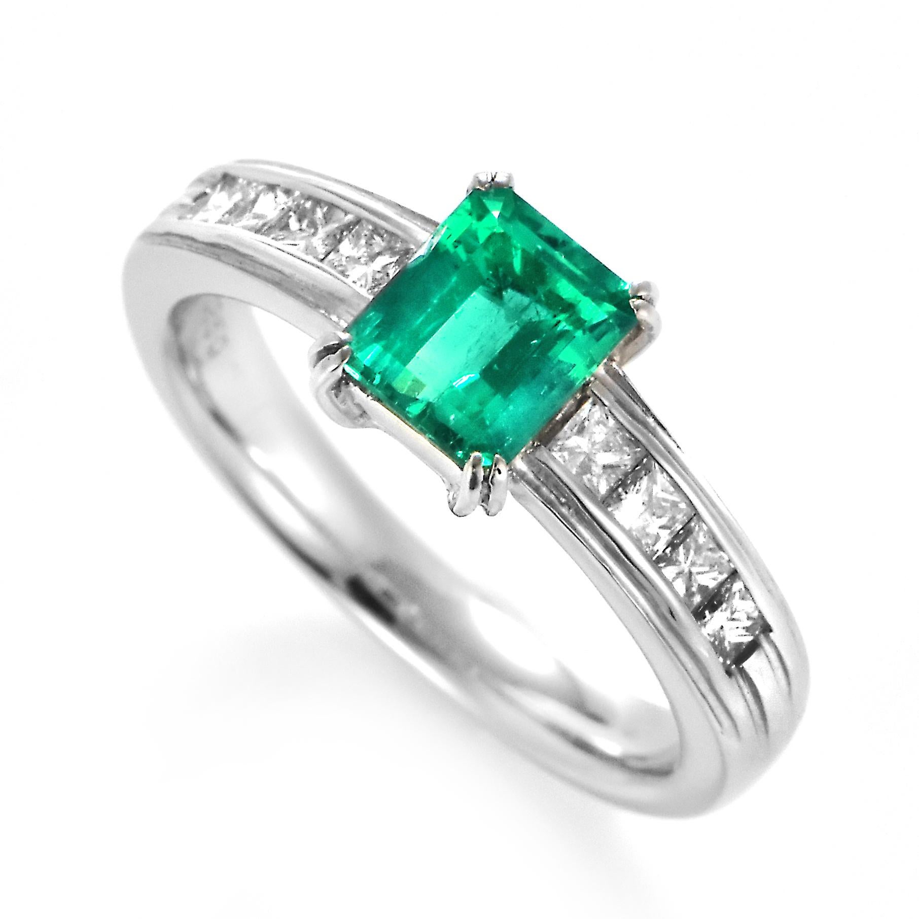 Ein atemberaubender Ring mit einem natürlichen kolumbianischen Smaragd von 0,93 Karat und Diamanten von 0,37 Karat, gefasst in Platin. Seit Tausenden von Jahren bewundern die Menschen das Grün des Smaragds. Smaragde werden seit jeher mit den
