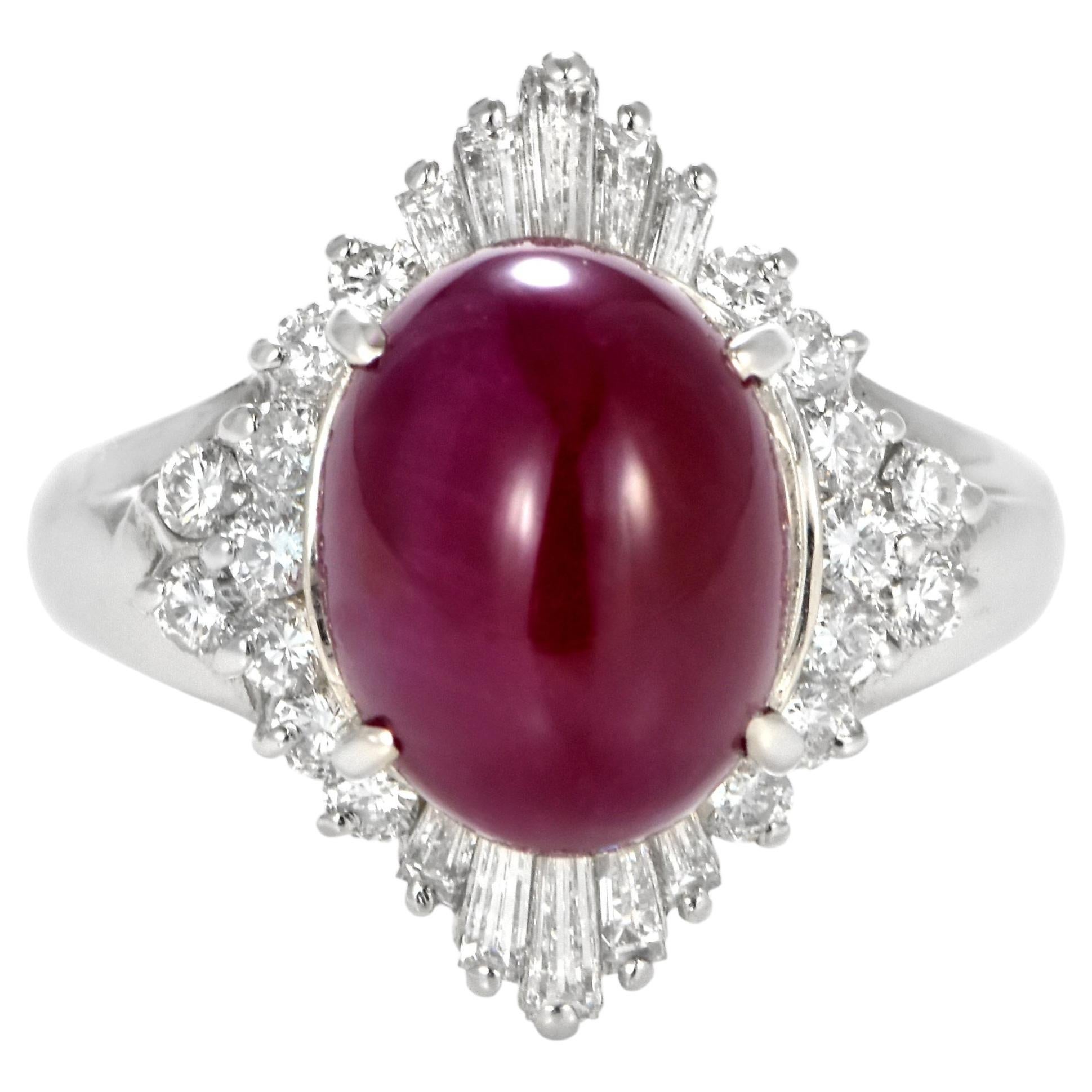 Anillo de platino con un rubí natural en cabujón de 8,35 quilates y diamantes