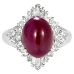 Ring aus Platin mit einem natürlichen Rubin im Cabochon-Schliff von 8,35 Karat und Diamanten