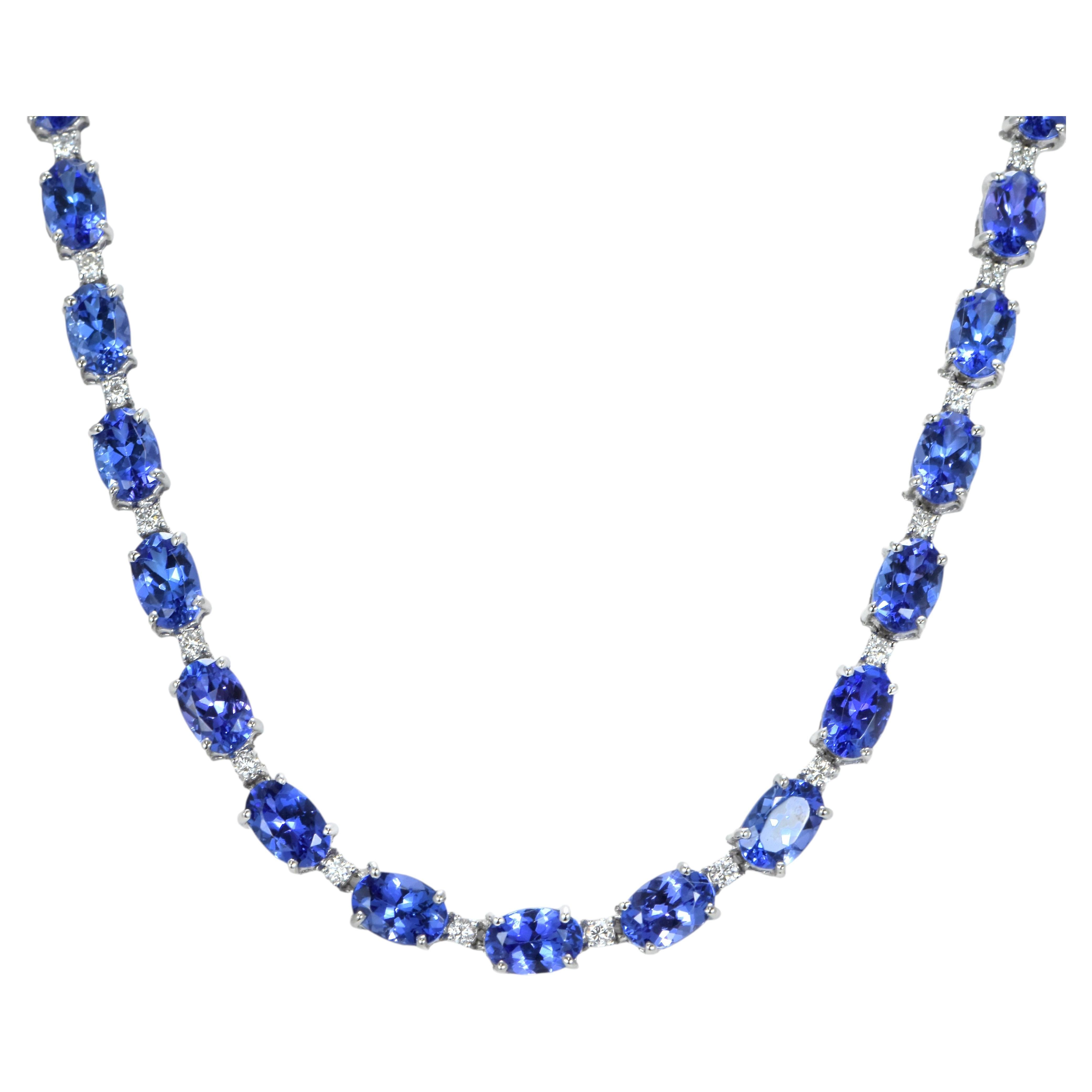 Collana “tennis” con tanzanite naturale da 26,47 carati e diamanti, realizzata in platino
