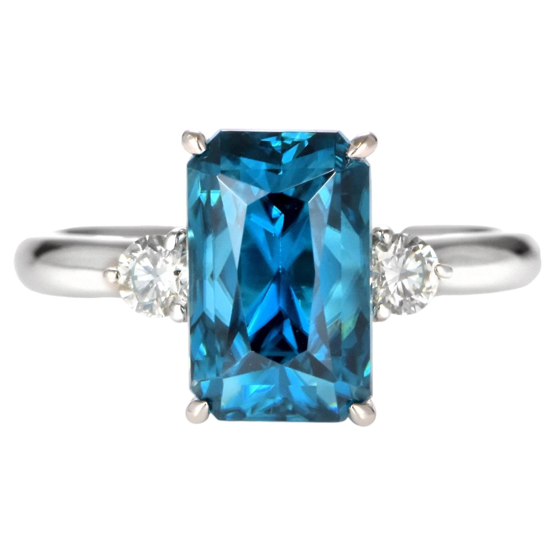 7,05-Karat-Ring aus Platin mit drei Steinen: natürlichem blauem Zirkon und Diamanten im Angebot