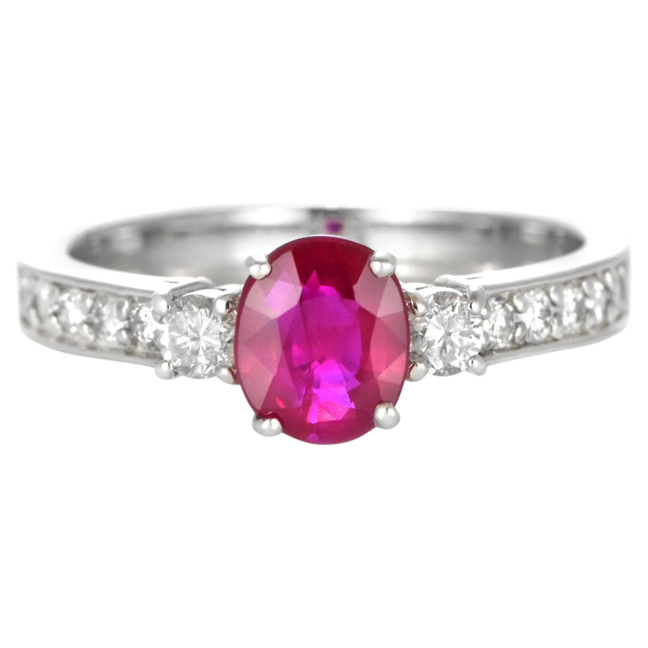 Anello a tre pietre con rubino naturale da 1,02 carati e diamanti, realizzato in platino
