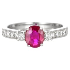 Anello a tre pietre con rubino naturale da 1,02 carati e diamanti, realizzato in platino
