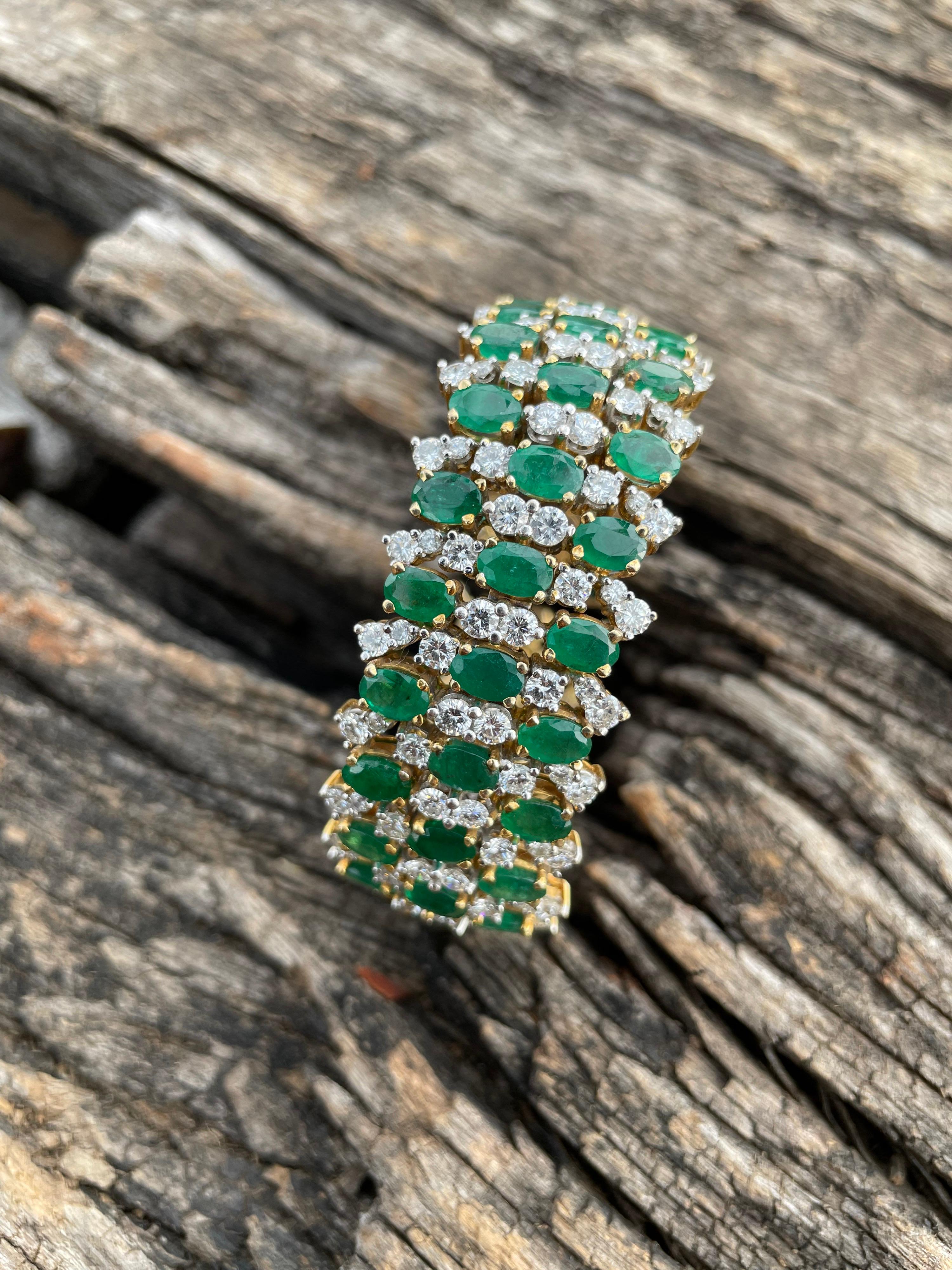Emerald Spring Bracelet with Diamonds in 18kt Gold In New Condition For Sale In Mumbai, IN