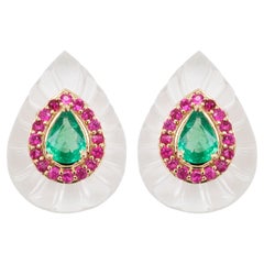 Mughal-Ohrstecker aus 18 Karat Gold mit weißem geschnitztem Kristall und Smaragd und Rubin